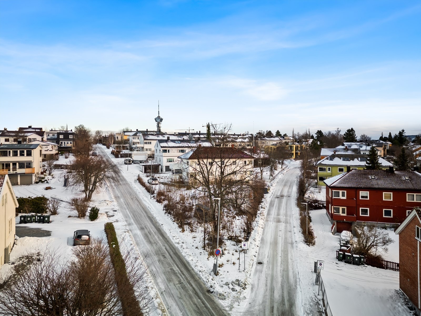Eiendommen ligger på hjørnet mellom Harald Bothners veg og Øvre Bergsvingen, med adresse tilhørende førstnevnte. Galleribilde