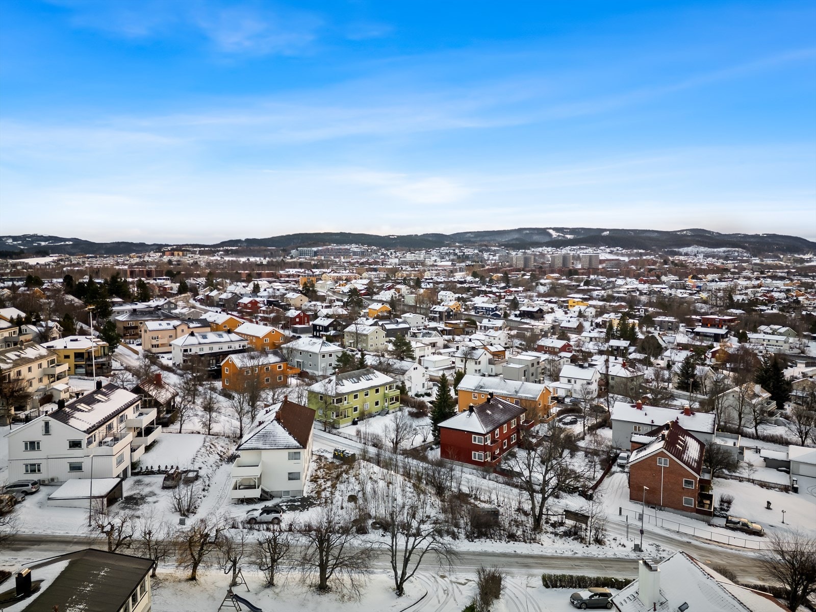 Skoler på alle trinn og to barnehager ligger mellom 300 og 700 meter fra eiendommen Galleribilde