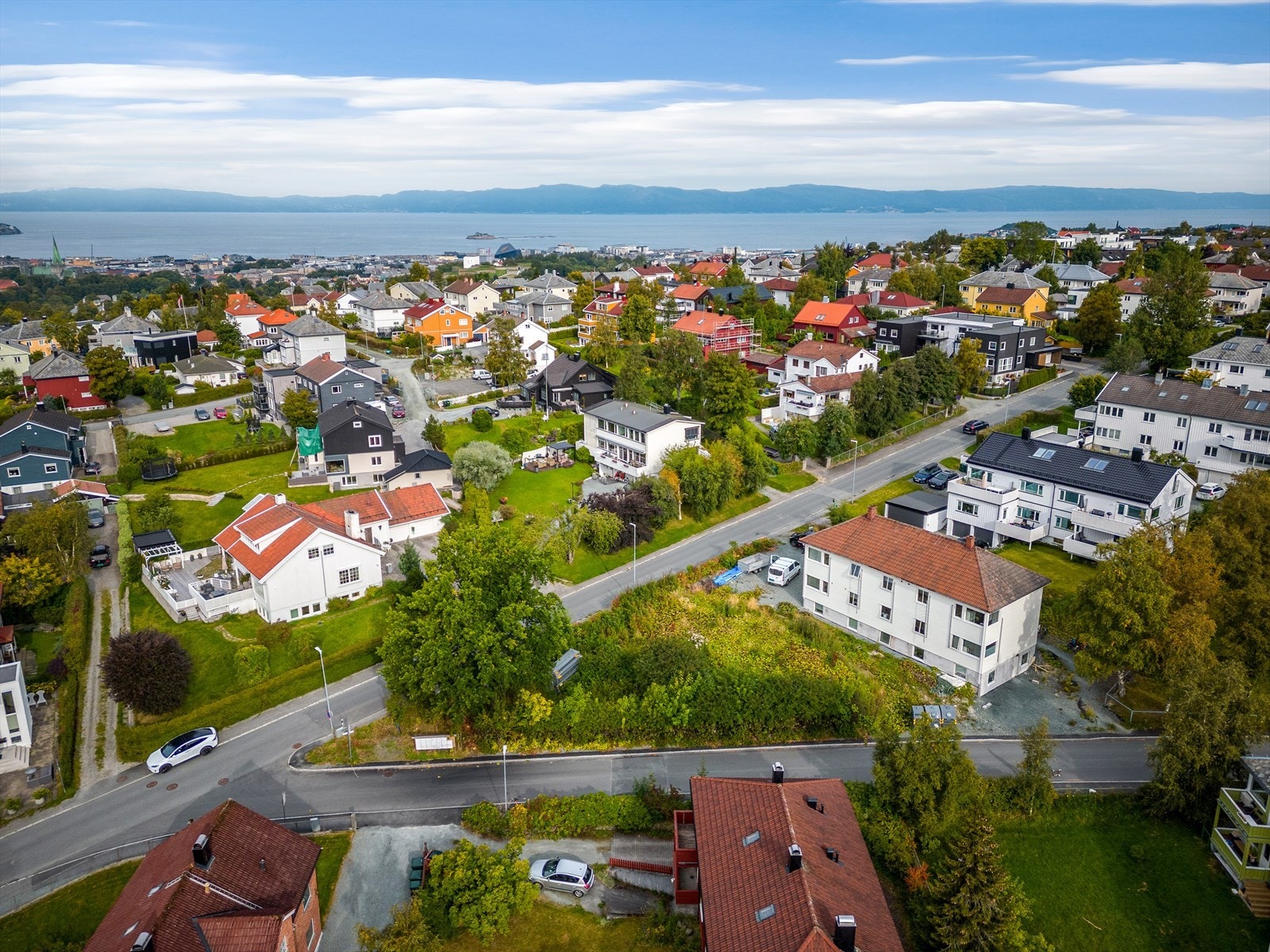 Det er gangavstand til matbutikk, og i nærheten er det hyggelige sentere som Moholt Storsenter og Valentinlyst Senter. Galleribilde
