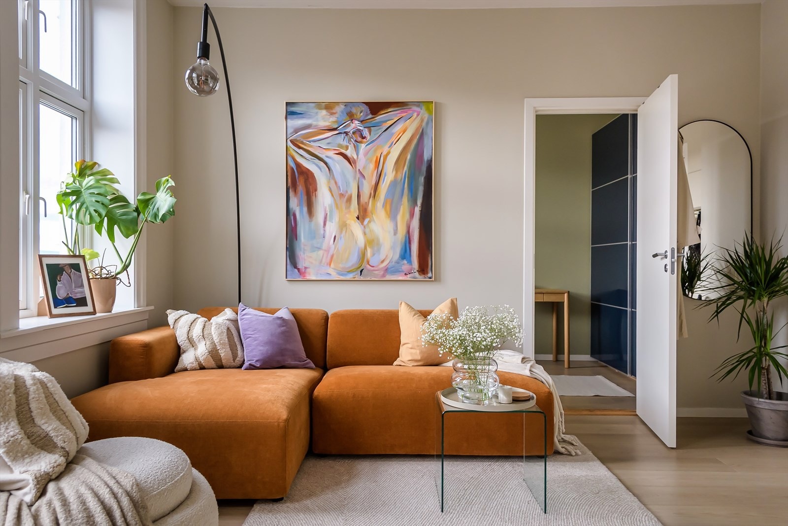 Det er god plass til å møblere med både sofagruppe og spiseplass. Galleribilde