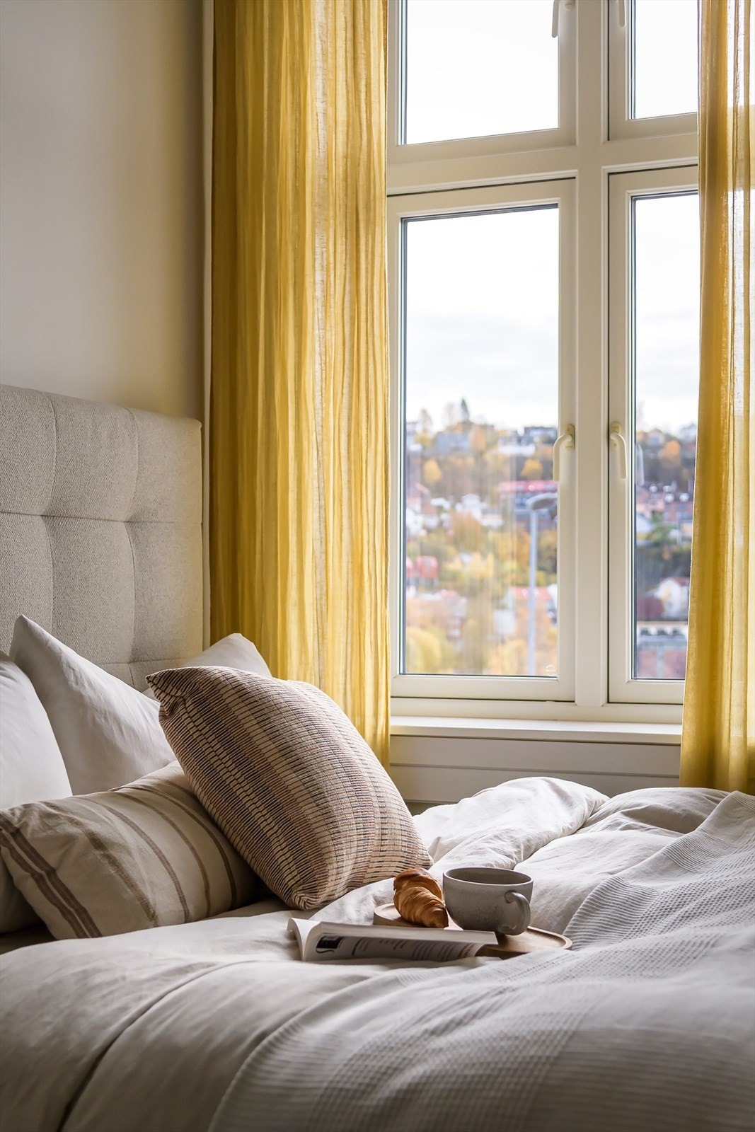 Rommet har store vindusflater og tidsriktige fargevalg. Galleribilde