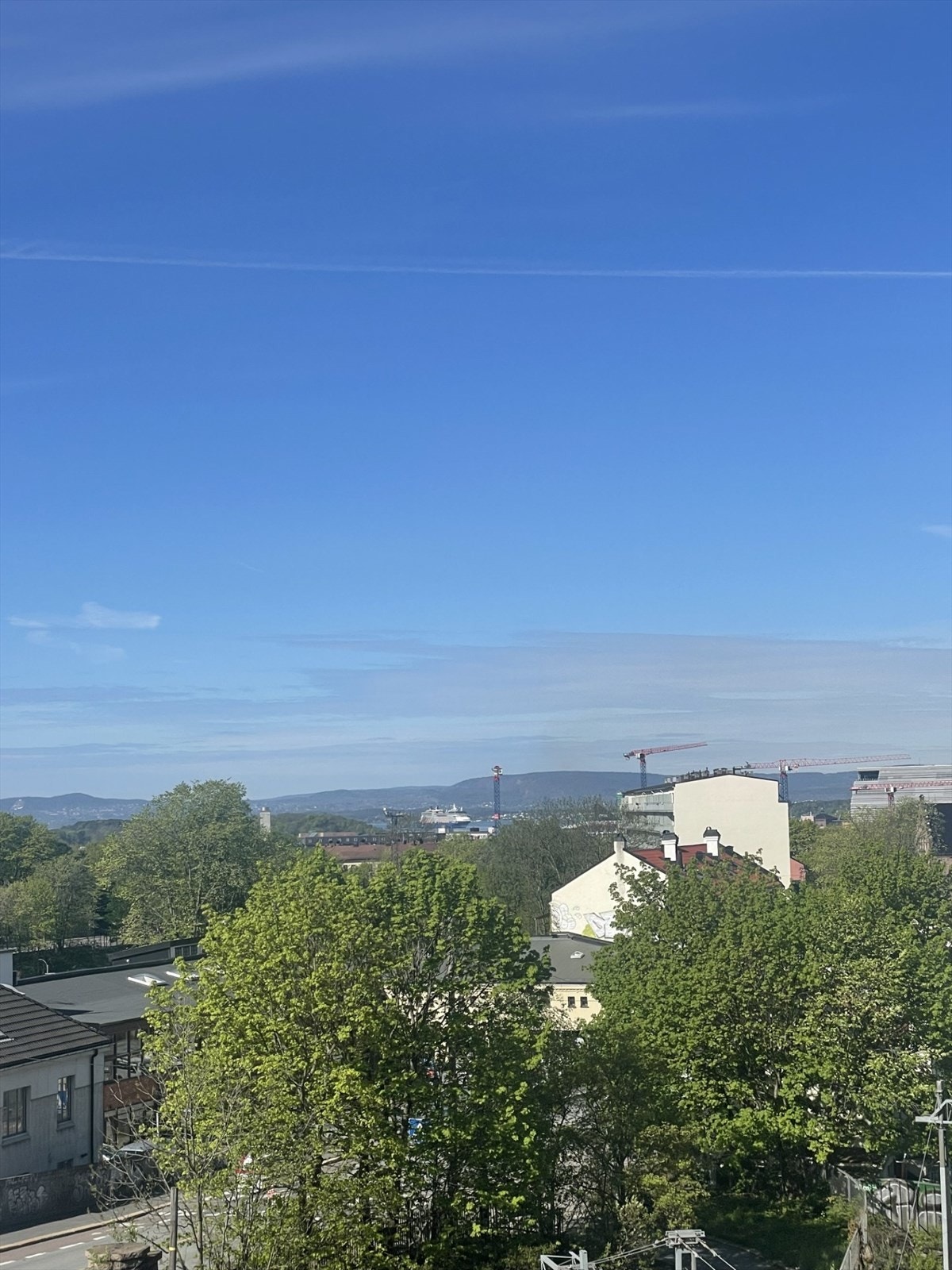 Utsikt om sommeren. Her ser du helt ned til Oslofjorden og Munch Museet. Galleribilde