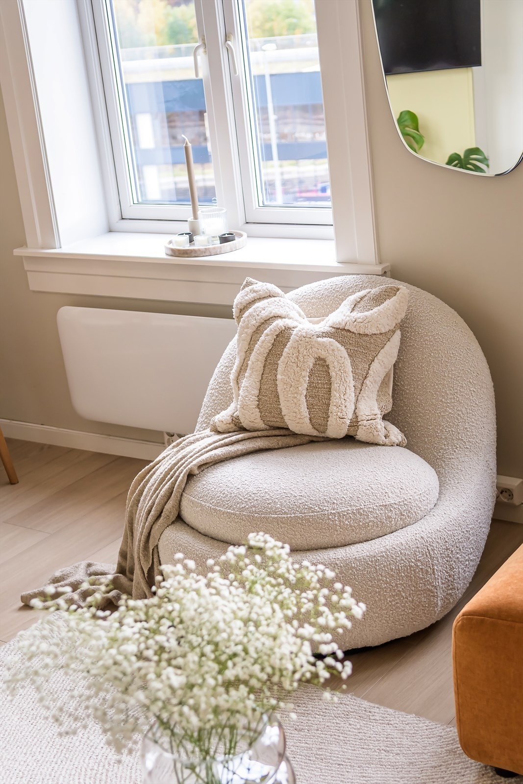 Delikate fargevalg og klassiske vinduer tilfører rommet et stilsikkert og tidløst preg. Galleribilde