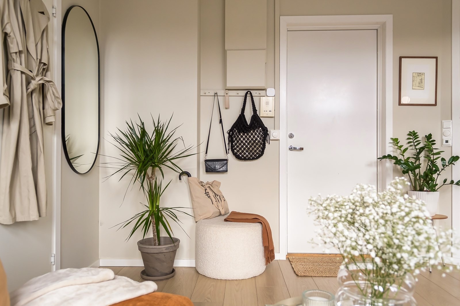 Entréen gir et godt førsteinntrykk av leiligheten, og er et fint første møte med den gode takhøyden. Galleribilde