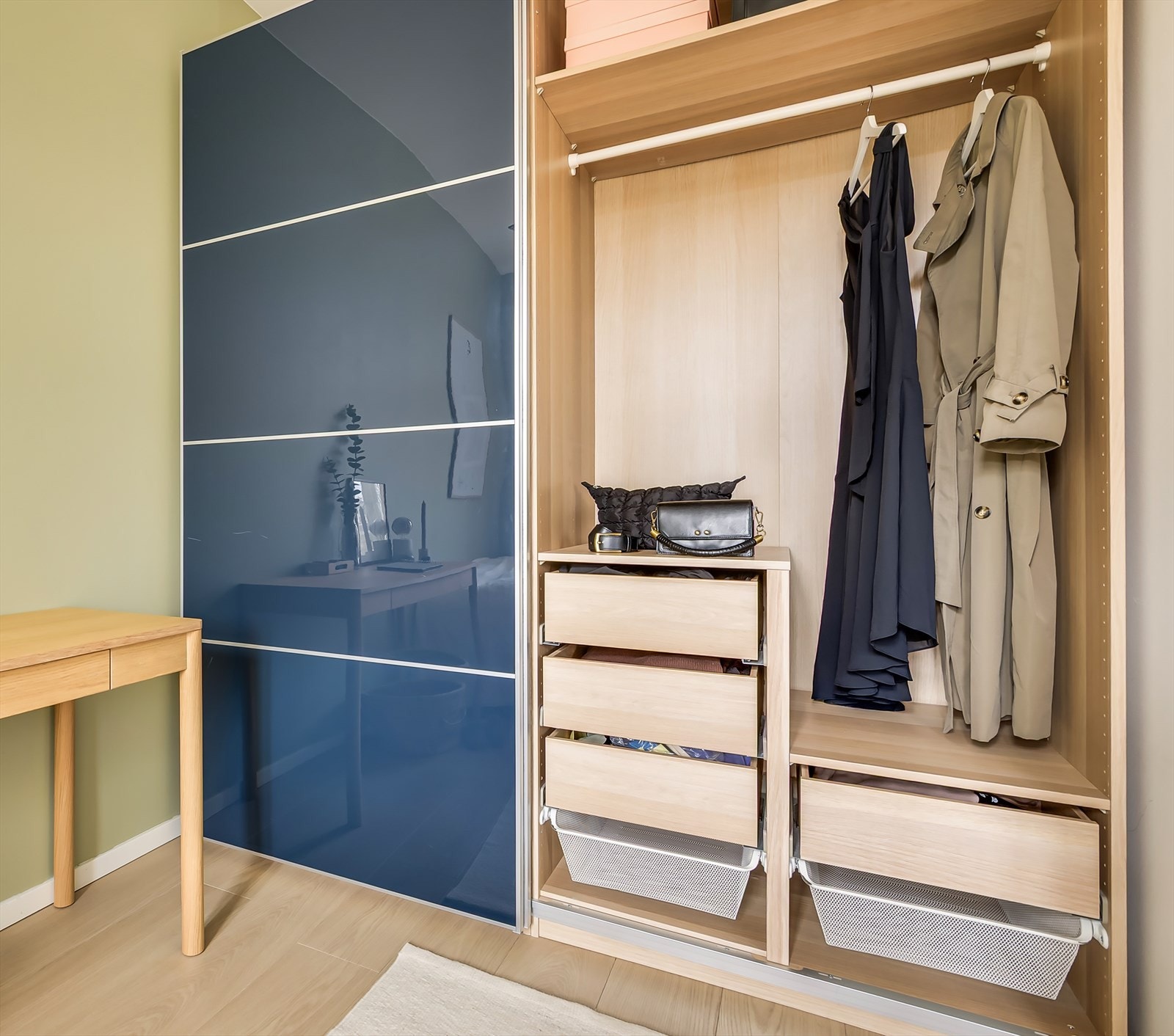 Det er godt med skapplass i medfølgende garderobeskap. Galleribilde