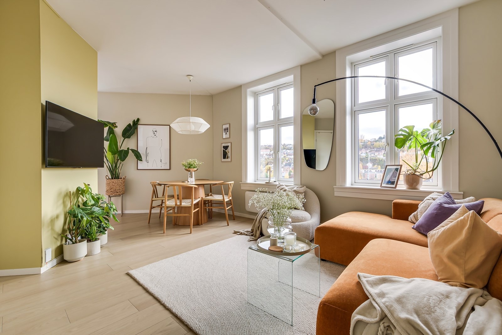 Romslig planløsning og store vindusflater gir fine lysforhold og en herlig atmosfære. Galleribilde