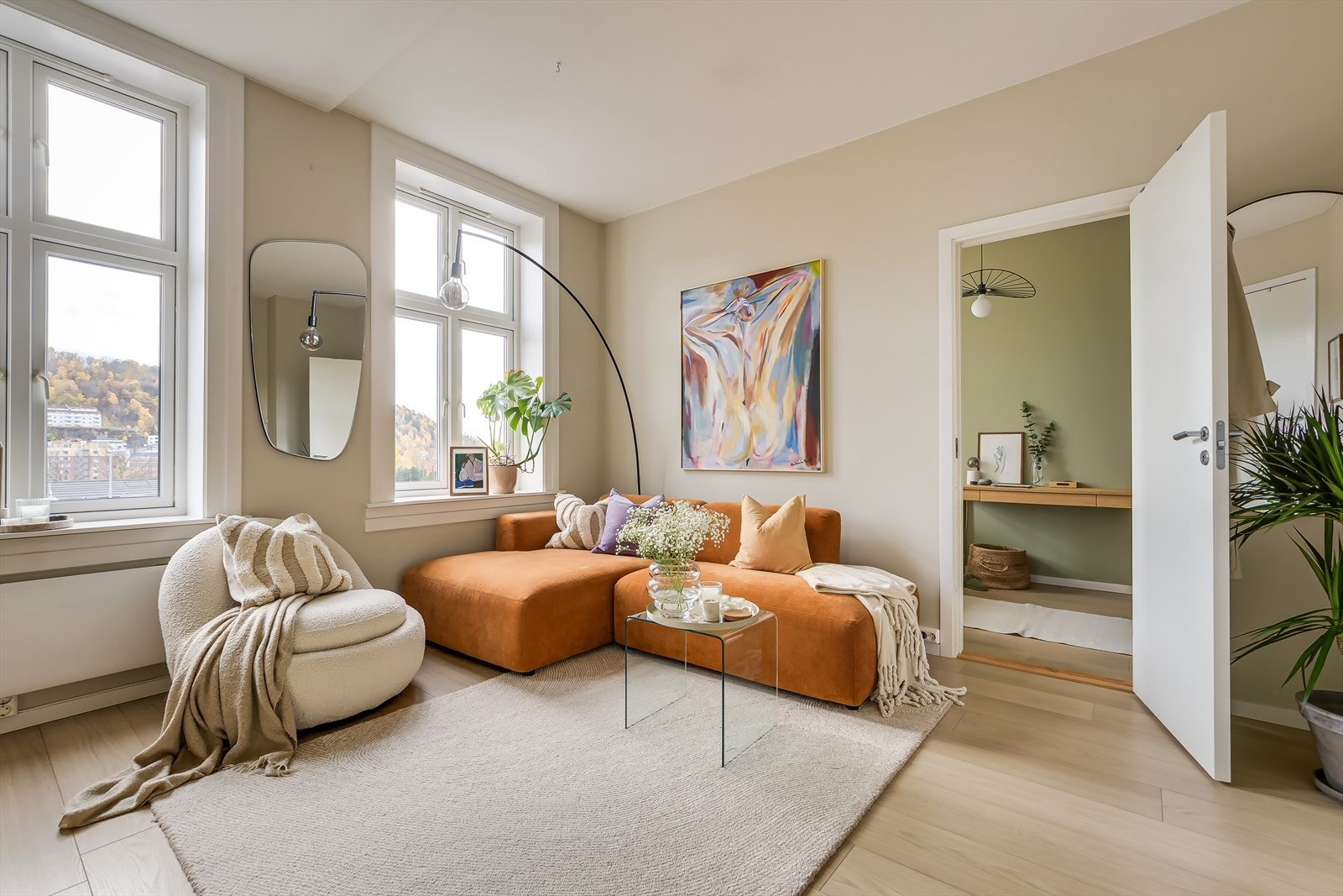 Stuen har store vindusflater som gir fine lysforhold. Galleribilde