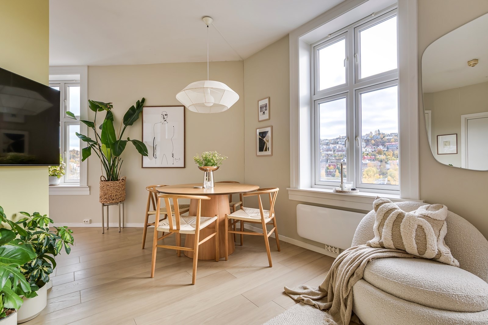 Store vindusflater, god takhøye og herlig utsikt uten innsyn. Galleribilde