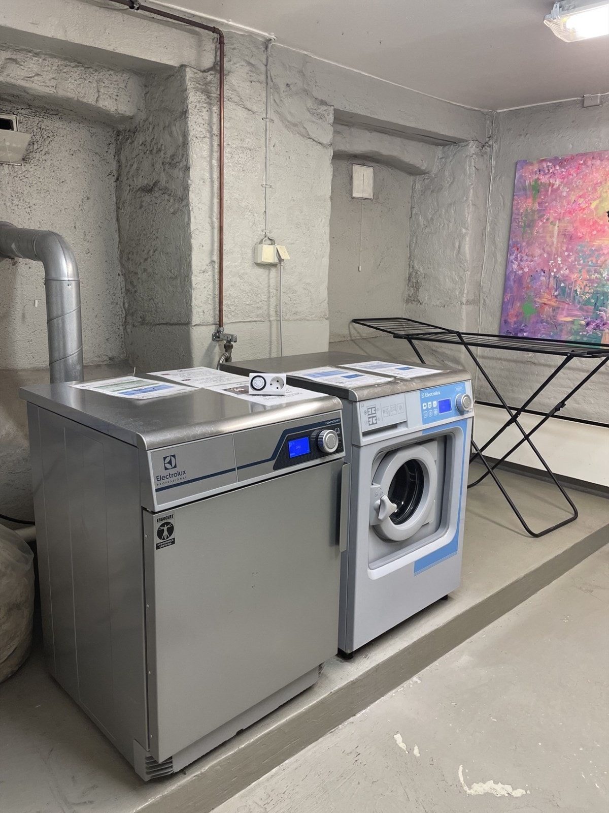 Tilgang til fellesvaskeri med industrimaskiner. Fellesvaskeri koster 300kr og er inkludert i felleskostandene Galleribilde