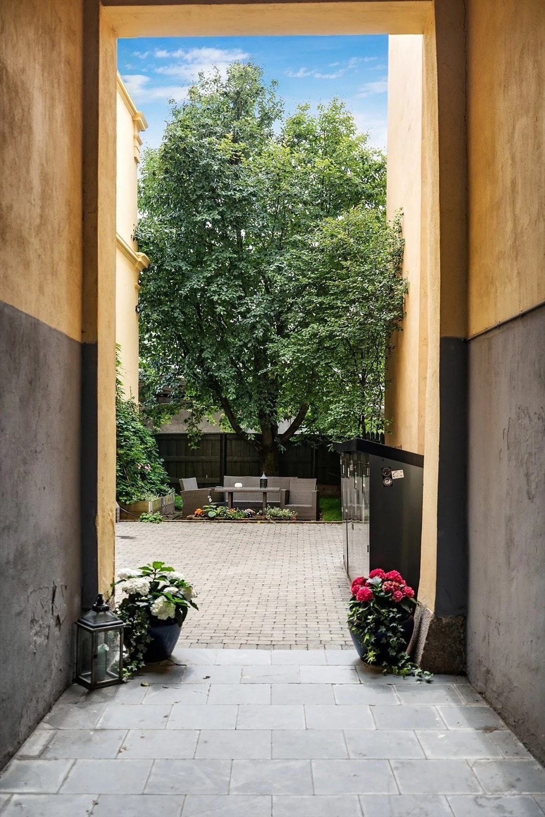 Felles bakgård med sykkelparkering og sittegrupper. Galleribilde