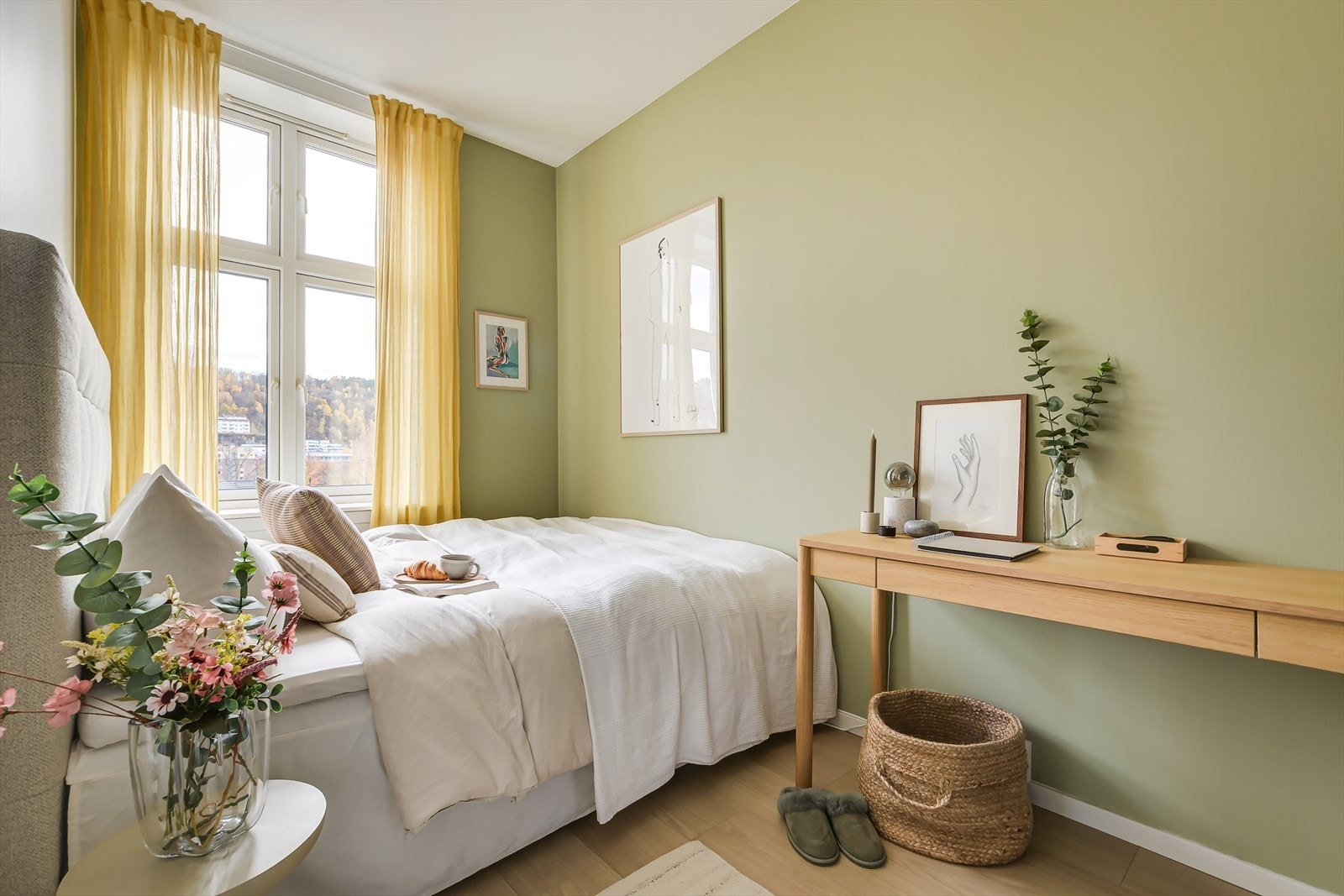 Lunt og behagelig soverom med god plass til dobbeltseng, nattbord og oppbevaringsmøbler. Galleribilde