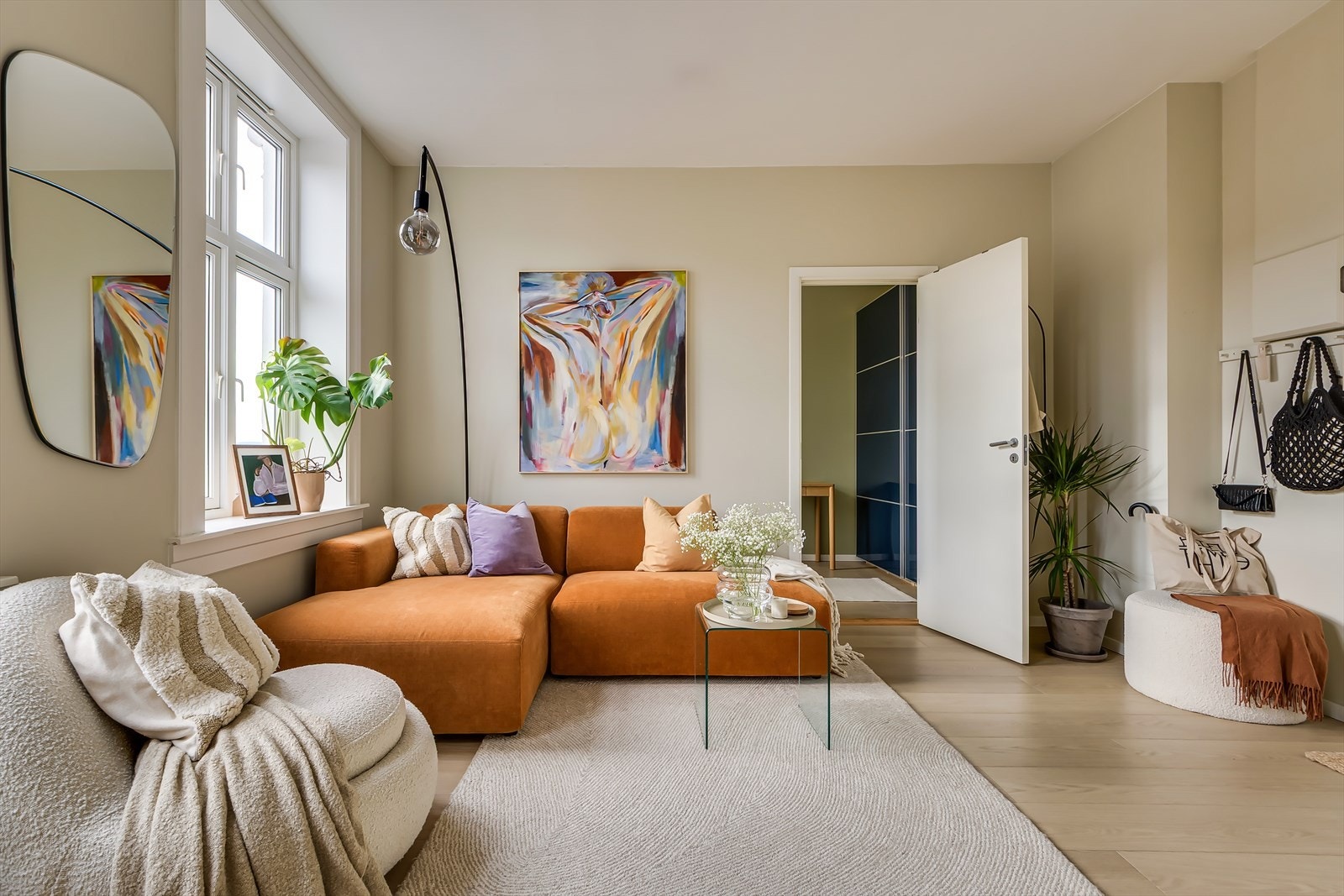 Velkommen til en særdeles smakfull 2-roms hjørneleilighet med herlig utsikt- Schweigaards gate 99 C presenteres av Caroline Ephraim v/ Nordvik Bjørvika! Foto: Kenneth Williassen Galleribilde