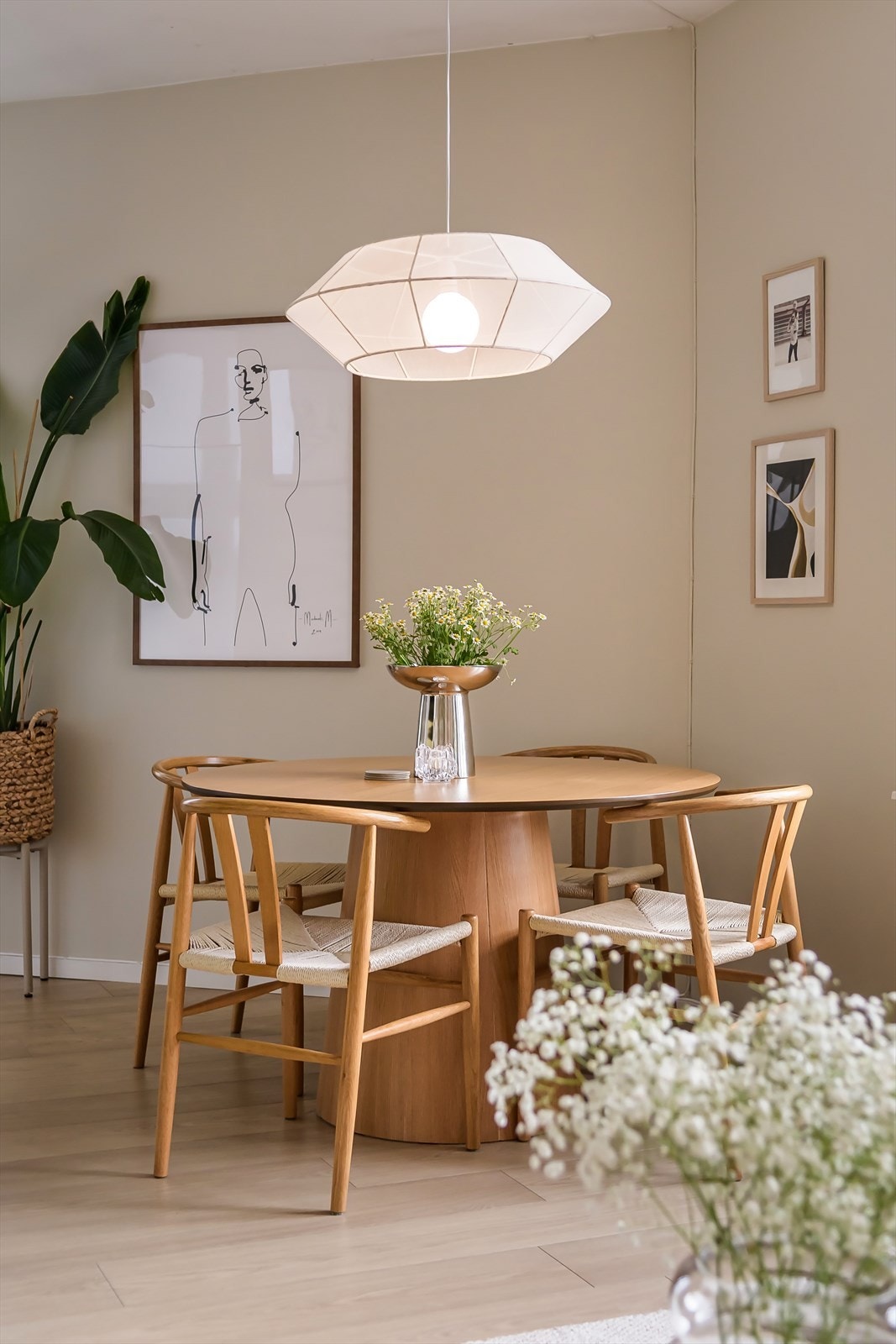 Omfattende oppussing gjort i 2020 av tidligere eier med blant annet nytt gulv og kjøkken. Galleribilde