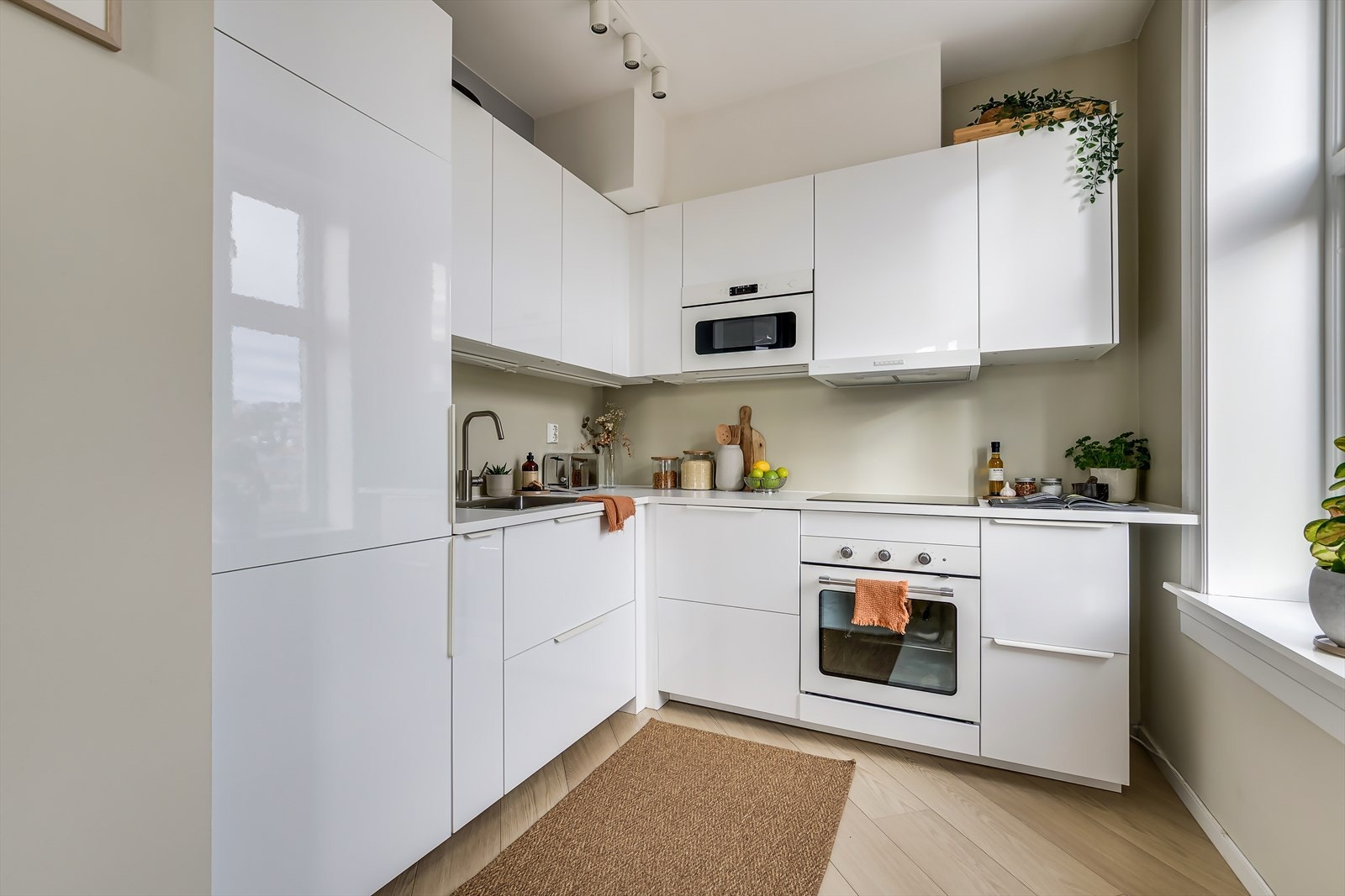 Kjøkkenet er både funksjonelt og stilfullt, og har store arbeidsflater og god oppbevaringsplass. Galleribilde