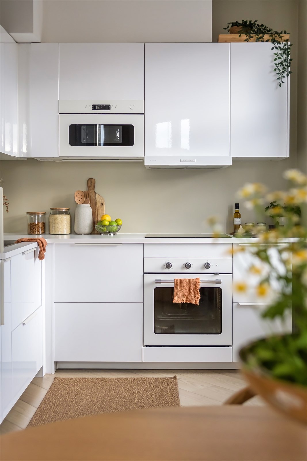 Kjøkkenet har integrert stekeovn, platetopp, micro, oppvaskmaskin og kjøl/fryseskap. Galleribilde