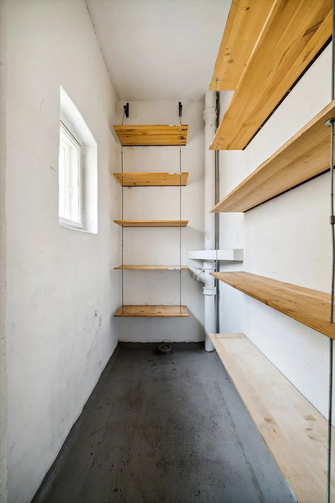 Praktisk bod i samme etasje (vegg-i-vegg med leiligheten). Galleribilde