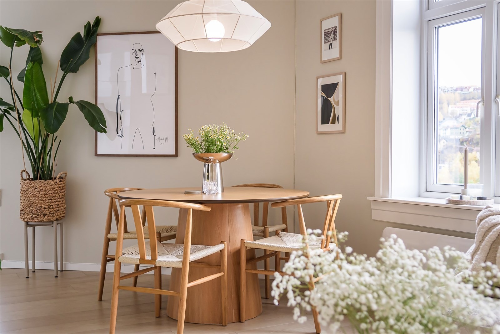 Leiligheten kombinerer moderne komfort med et tidløst, klassisk design. Galleribilde