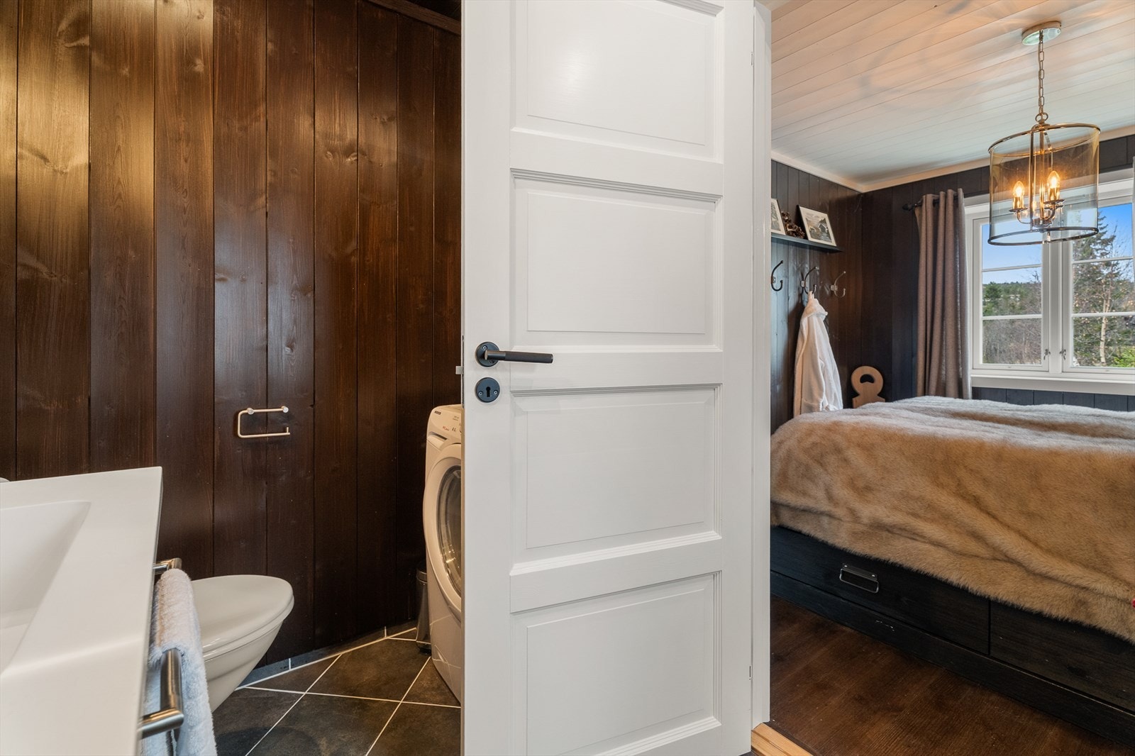 Direkte adkomst til eget bad tilhørende hovedsoverommet. Galleribilde