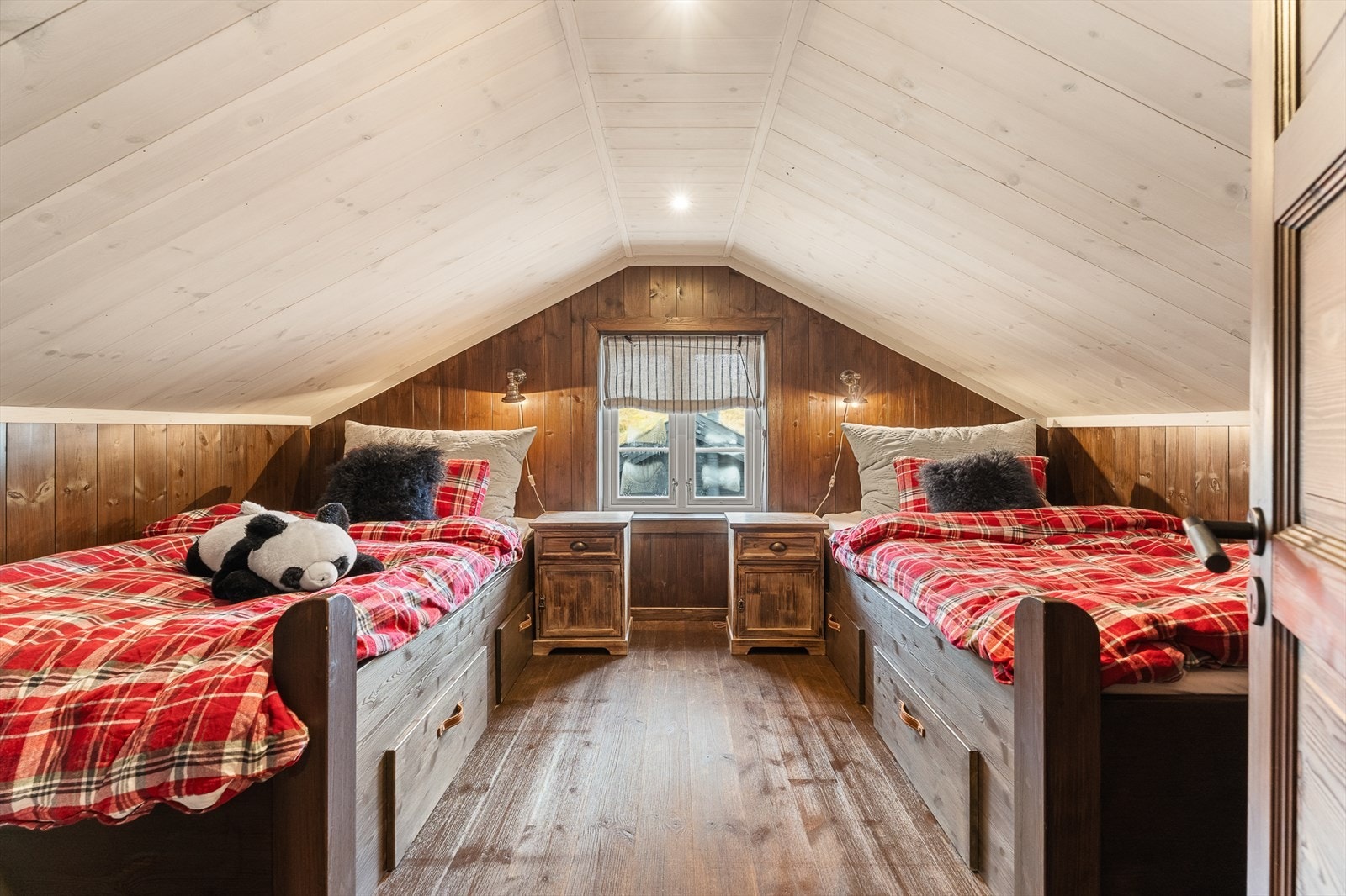 Plassbygde senger med oppbevaring i skuffer under sengen. Galleribilde