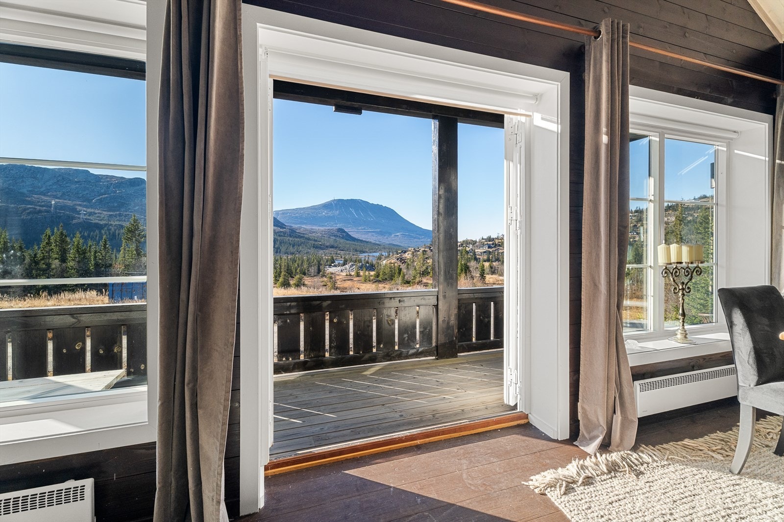 Hytta har en fantastisk beliggenhet med en spektakulær utsikt mot Gaustatoppen! Galleribilde