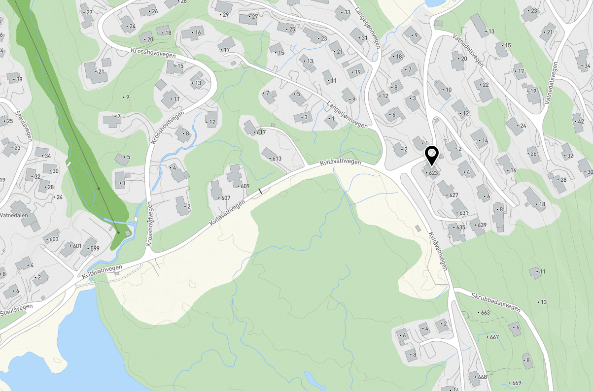 Se markering for hytta sin beliggenhet. Mørkegrønt felt på venstre viser skiheis trasé. Så med få stavtak så kommer man seg enkelt til skiheisen som fører deg inn i skianlegget. Langrennsløypene er rett over veien ved hytta. Galleribilde