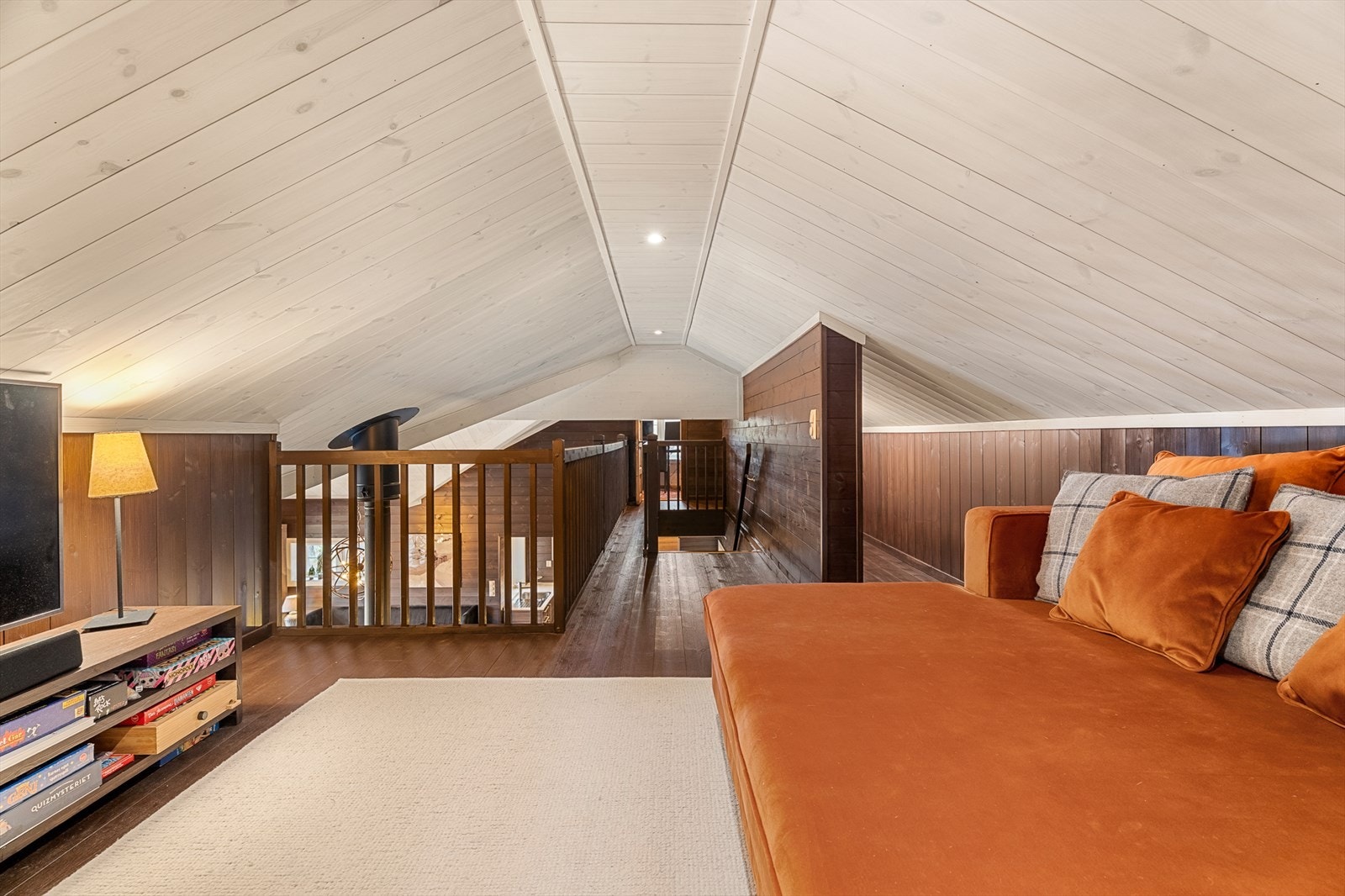 Loftstuen fungerer som en perfekt ekstra oppholdsplass - enten for barna, som TV-krok, kontor eller leserom. Galleribilde