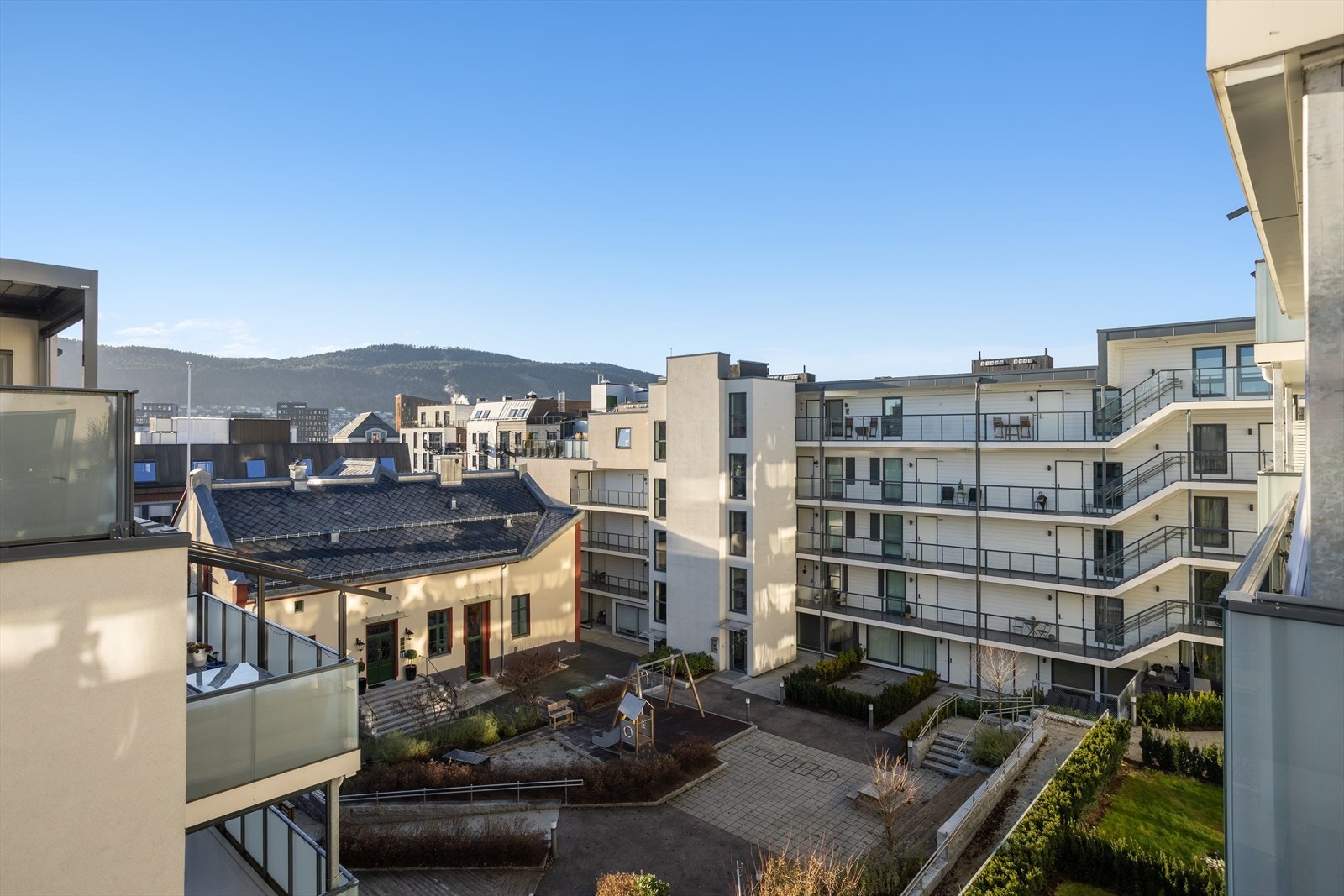 Balkongen er vendt inn mot bakgården. Flott utsikt mot Strømsåsen og Haukåsløypa som har belysning på vinterstid. Galleribilde