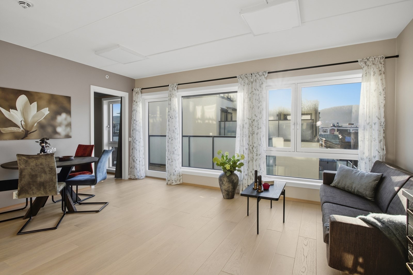 En moderne og innbydende leilighet med meget sentral beliggenhet på Bragernes i Drammen sentrum! Galleribilde