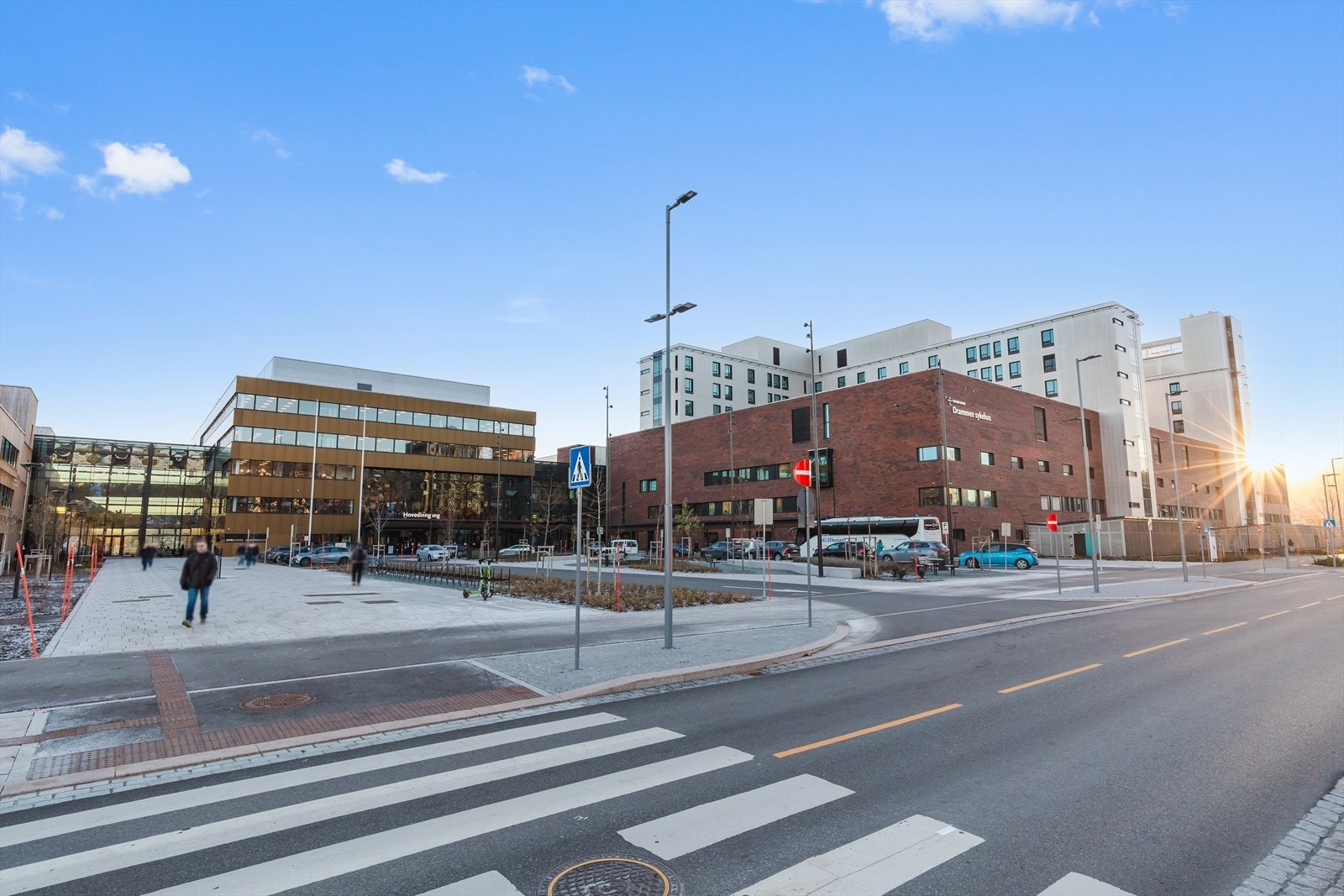 Det nye sykehuset i Drammen åpnet 5. oktober 2025, og er et av landets mest moderne sykehus. Sykehuset og Brakerøya stasjon ligger ca. 1500 meter fra leiligheten. Galleribilde