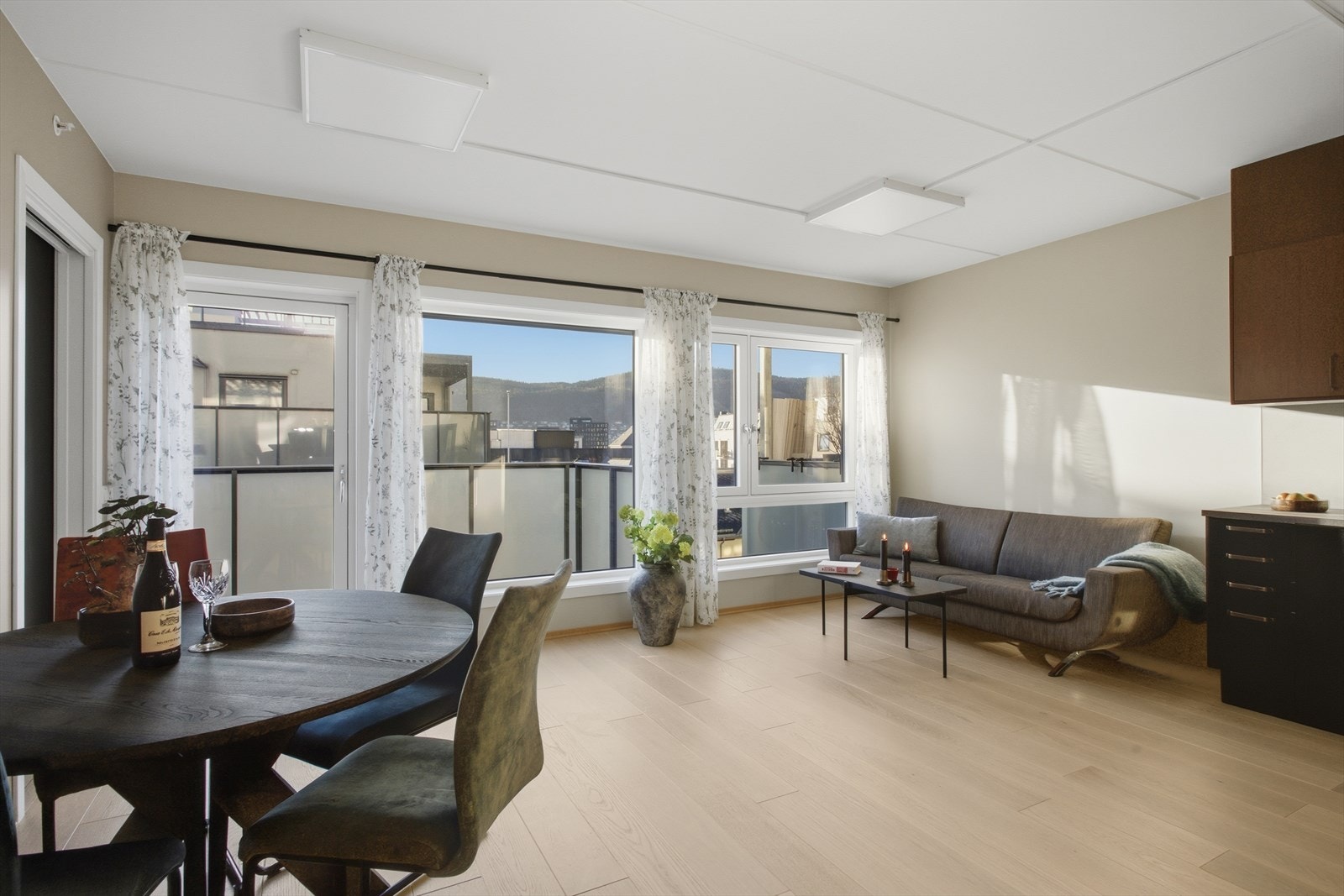 Et innbydende rom med store vindusflater, som sørger for rikelig med lysinnslipp. Galleribilde