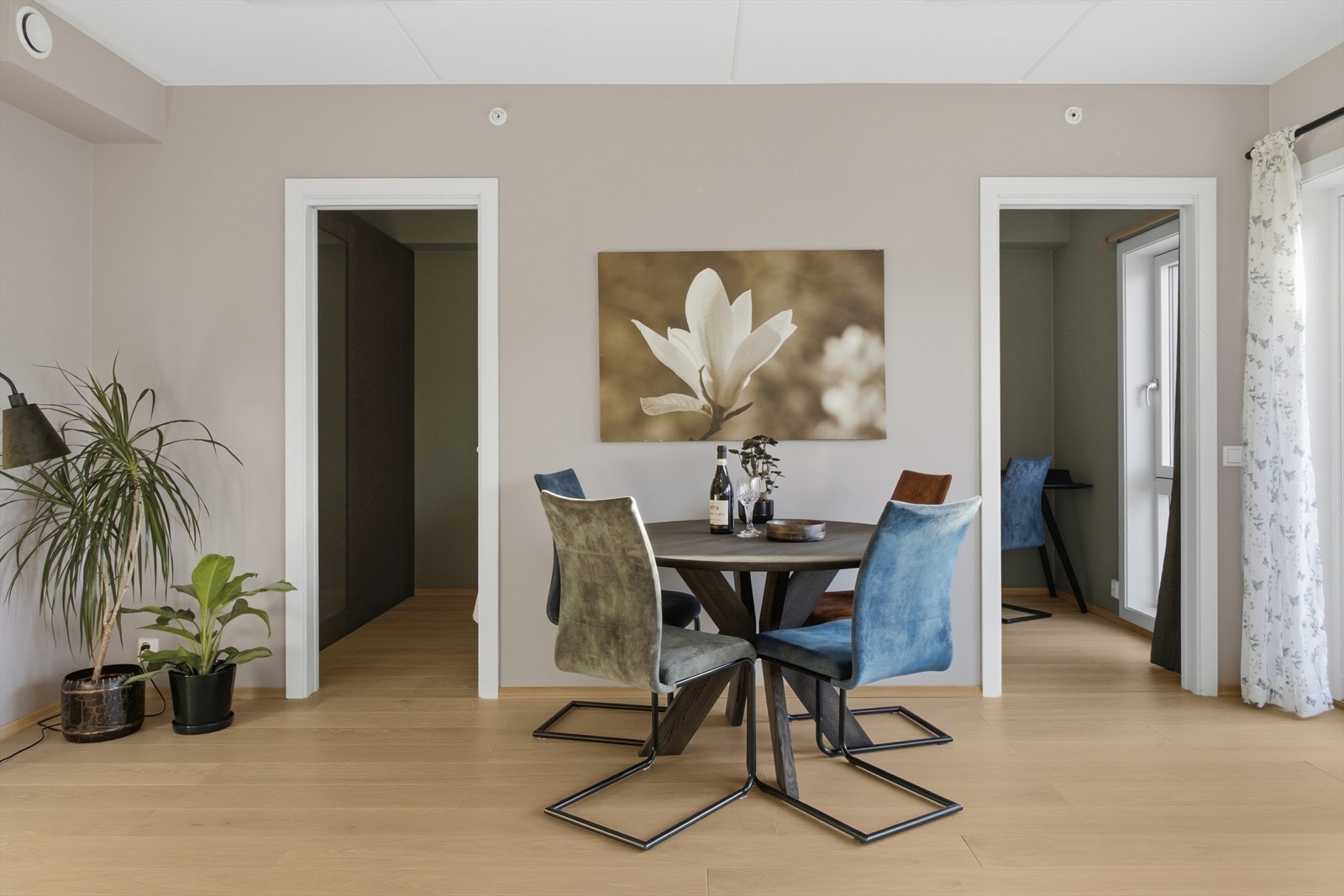 Det er lagt ny og flott 1-stavs eikeparkett i alle rom med unntak av boden (parkett medfølger). Galleribilde