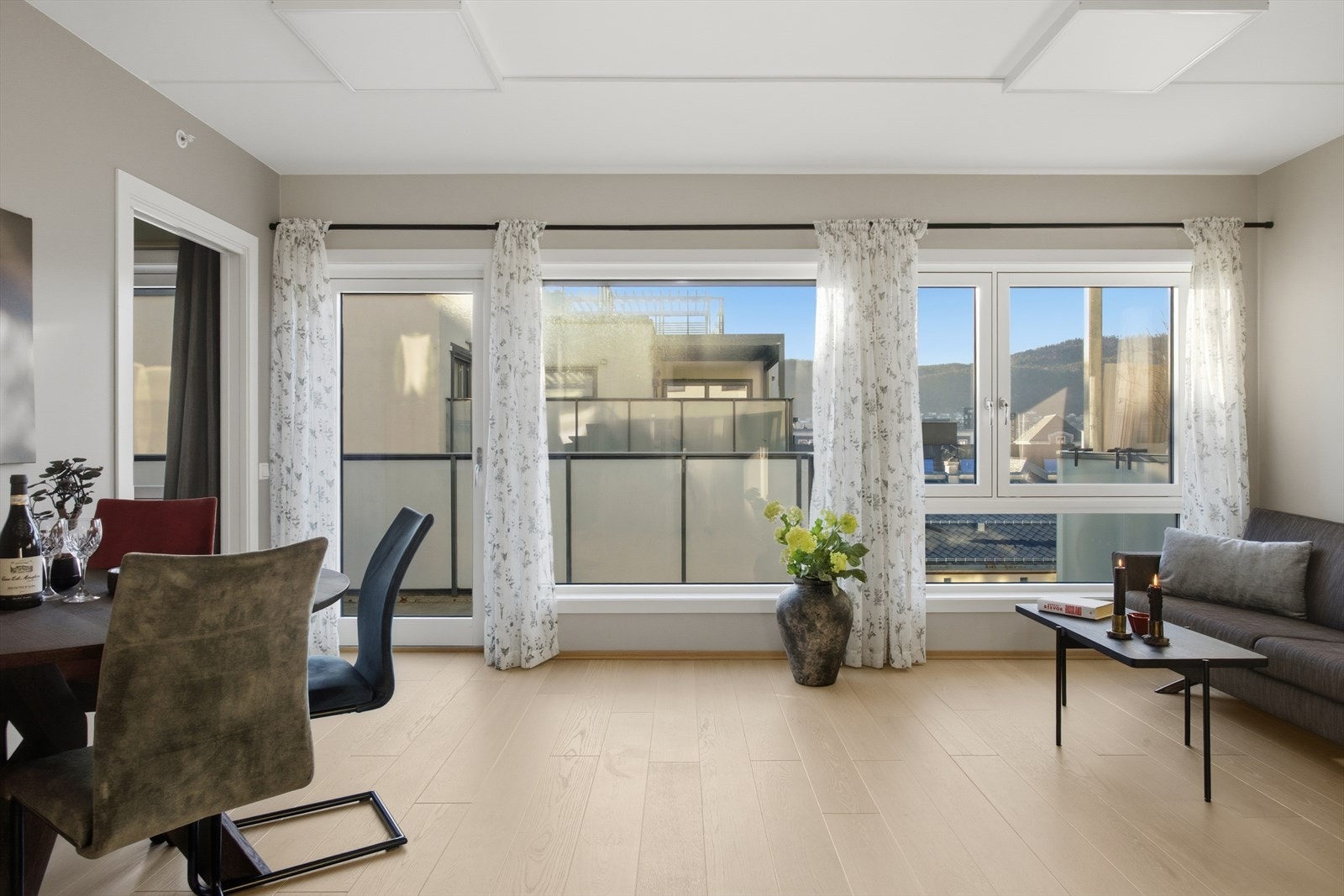 Fra stuen er det direkte utgang til en romslig balkong. Galleribilde