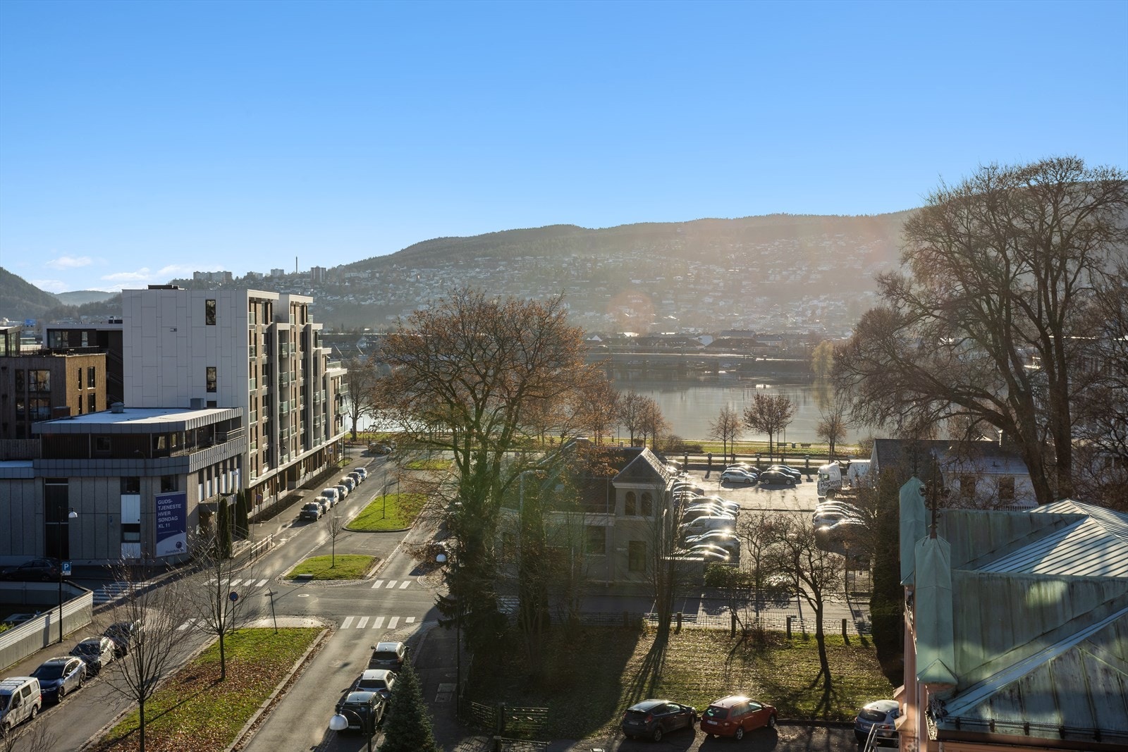 Utsikt fra takterrassen mot elven. Galleribilde