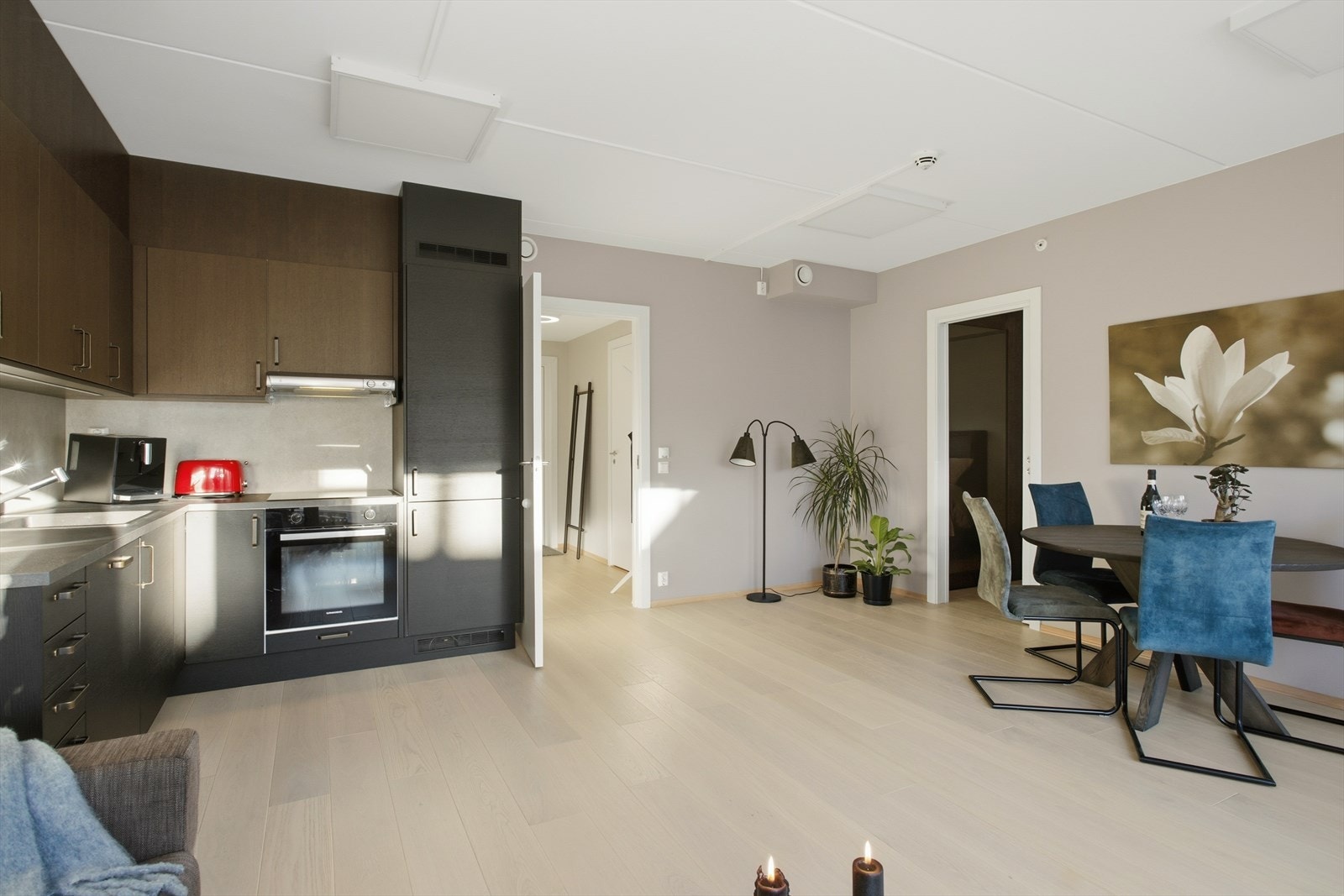 Mellom underskap og overskap er det montert praktisk kitchenboard, samt montert stikkontakter og benkebelysning. Galleribilde