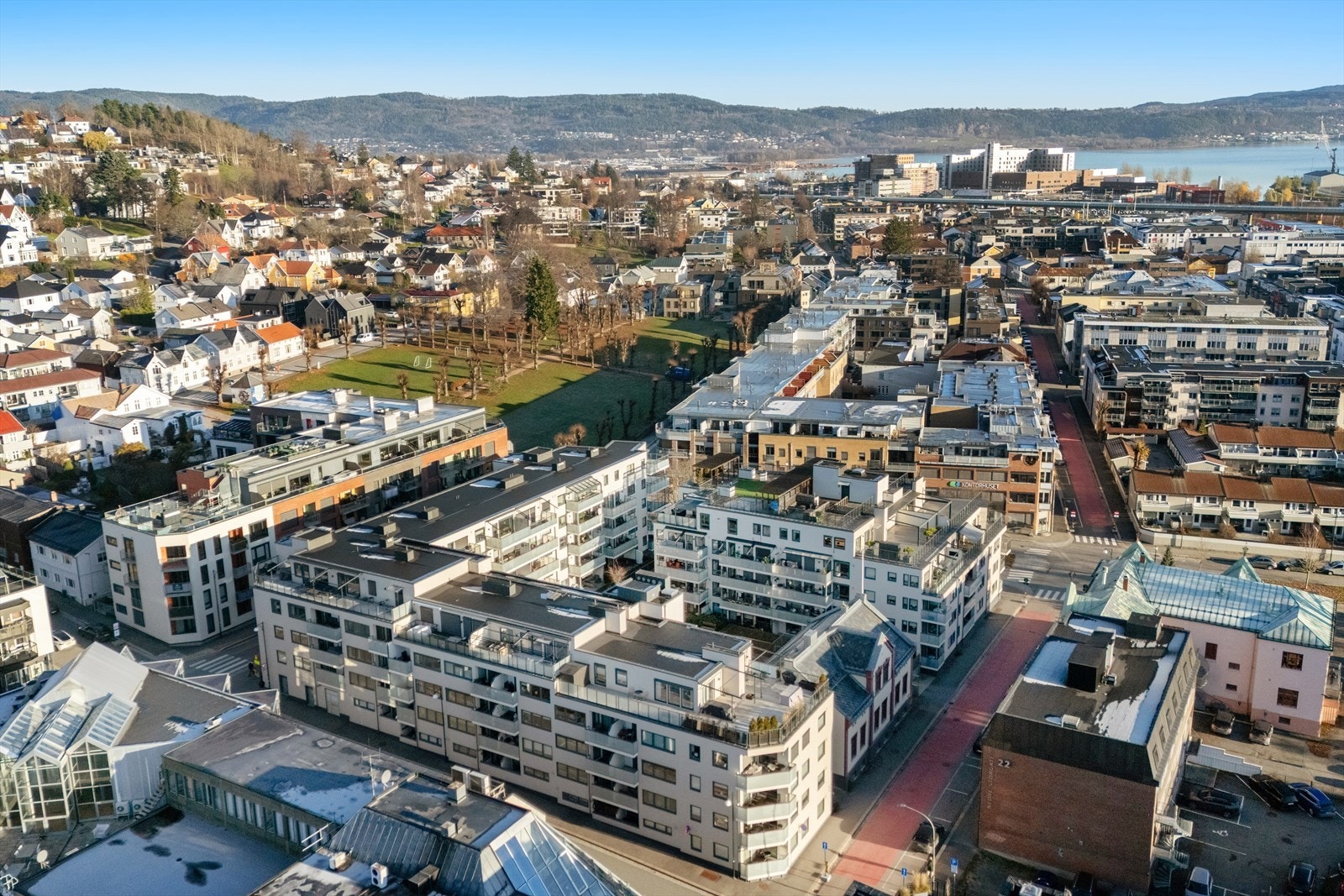 Meget pendlervennlig med gangavstand til blant annet Brakerøya togstasjon og det nye sykehuset i Drammen. Galleribilde