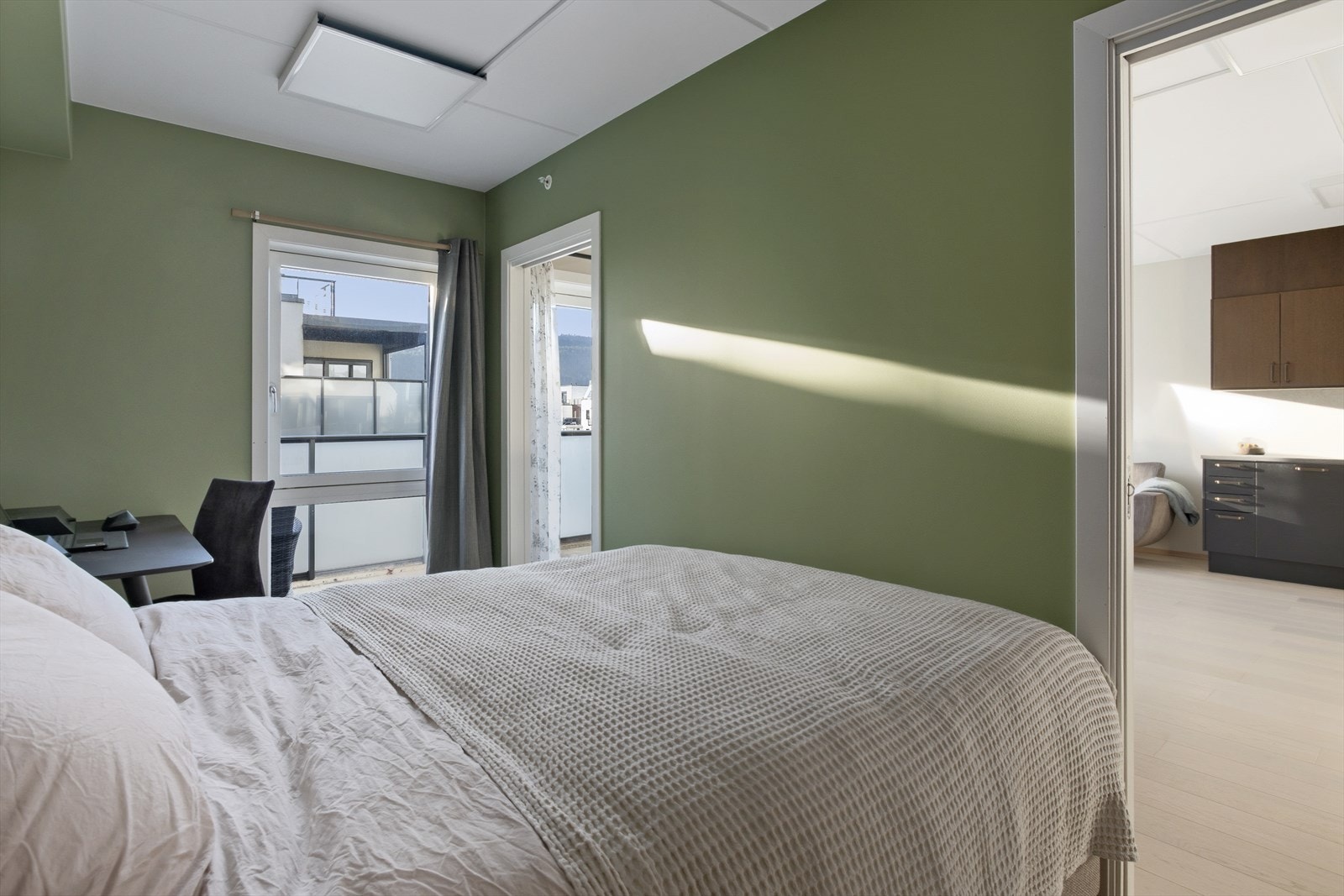 Soverommet har plass til dobbeltseng og nattbord. Galleribilde