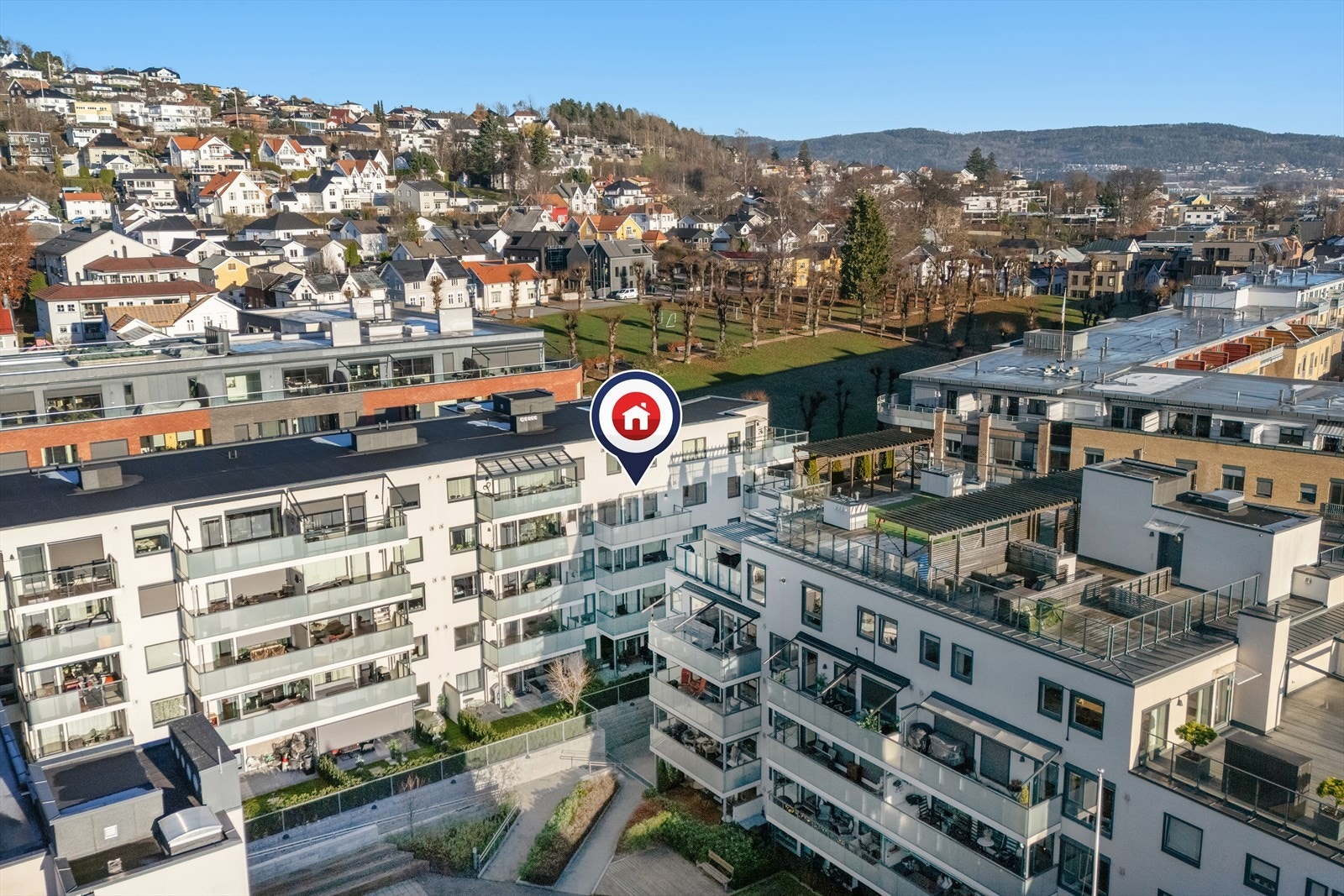 Leiligheten ligger fint til i 4. etg. og inneholder entré, bad, bod/teknisk rom, soverom og stue/kjøkken i åpen løsning. Galleribilde