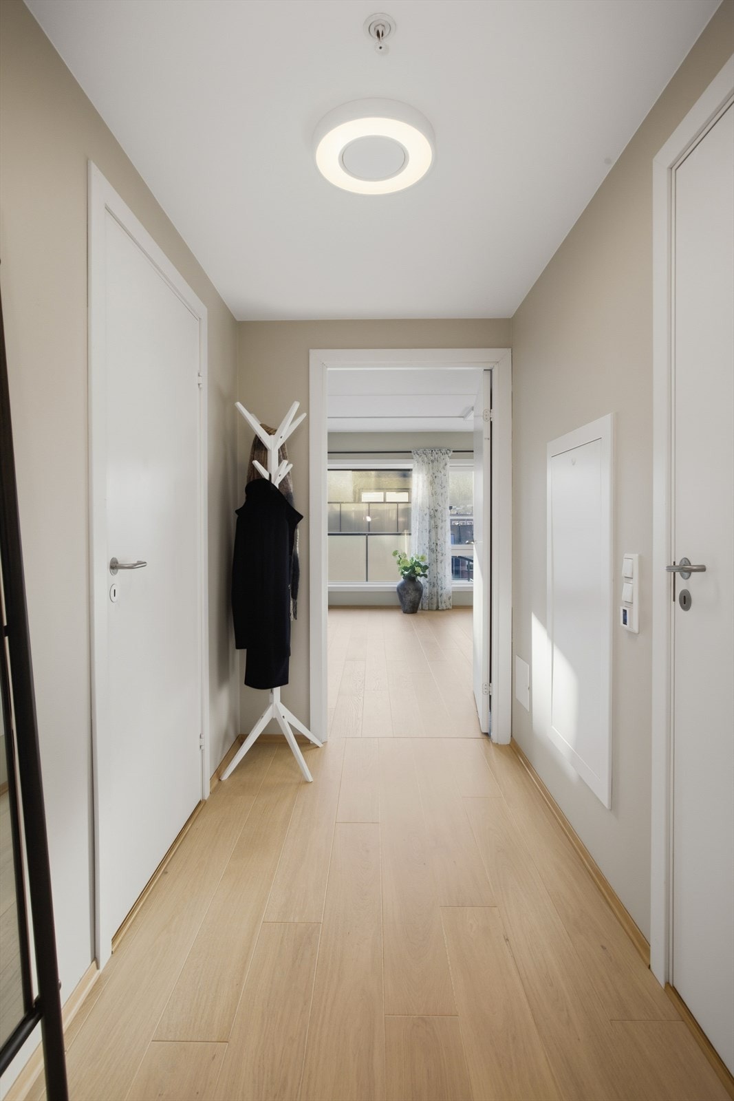 Lys og innbydende entré med nytt gulv. Tilknyttet entréen finnes en innvendig bod (til venstre i bilde) som gir praktisk oppbevaringsplass til sko og jakker. Galleribilde