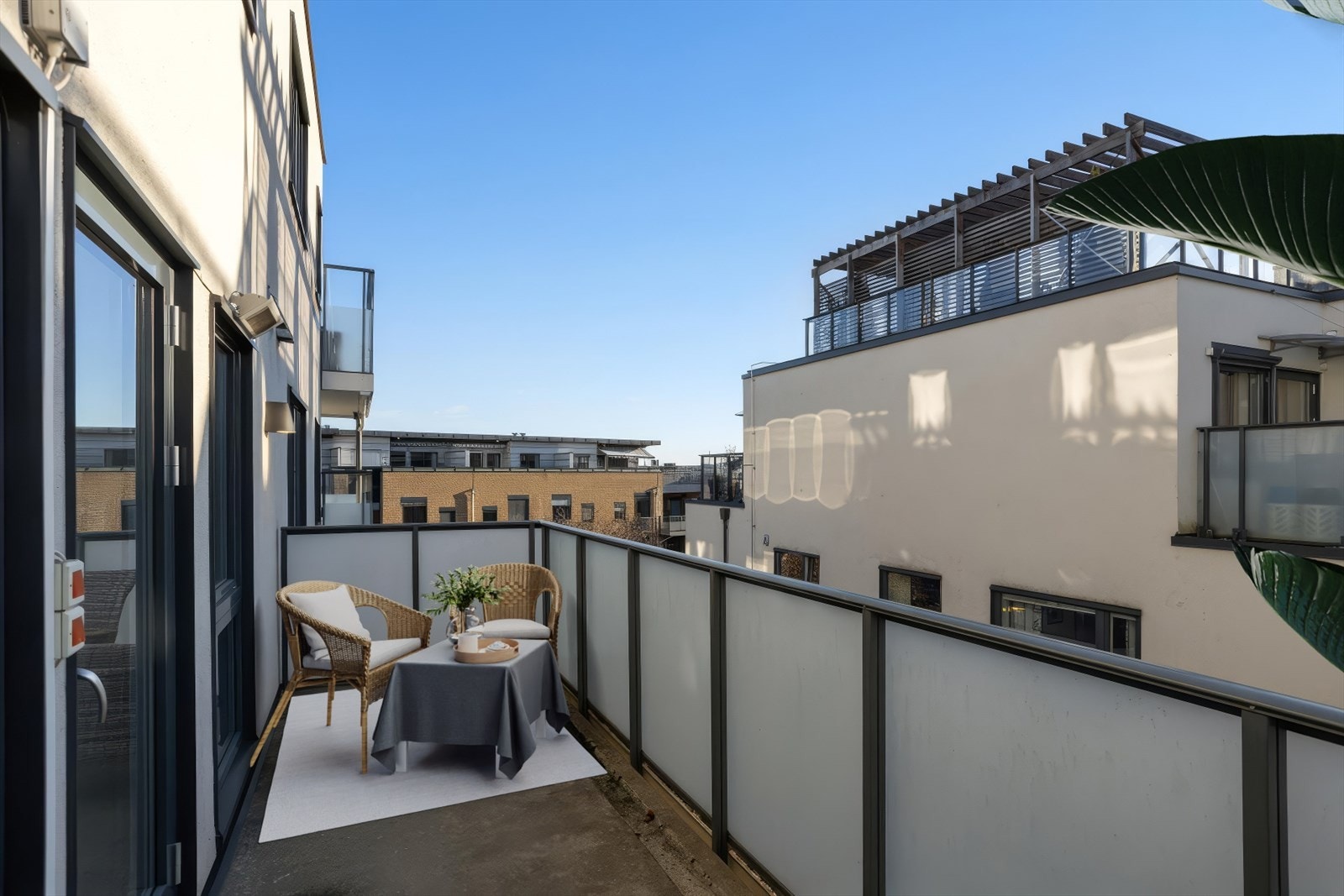 Det er god plass til utemøblement på balkongen. Galleribilde