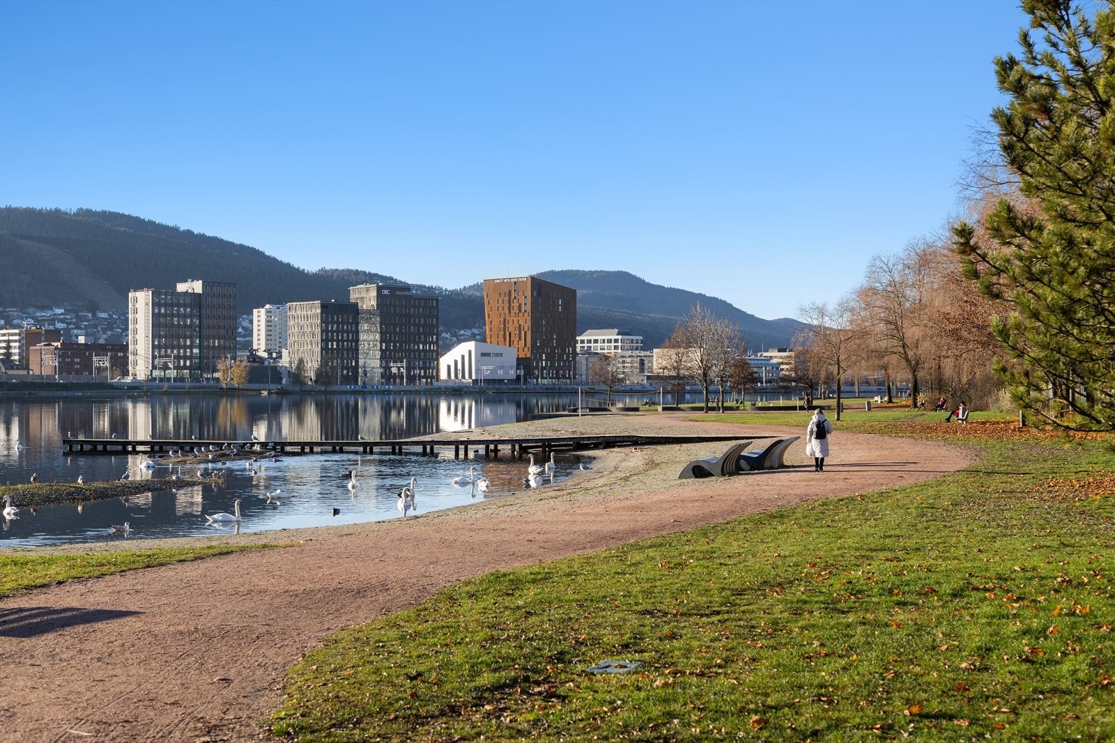 Kort gangavstand til bystranda med kilometervis av fine turstier langs elvepromenaden. Galleribilde