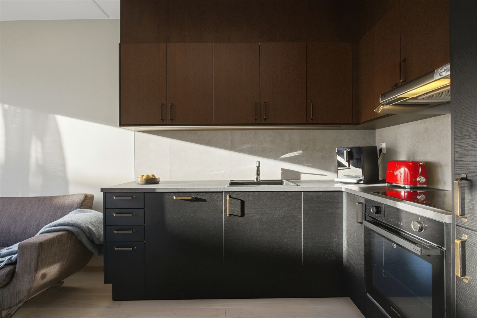 Lekkert kjøkken fra Norema med nye fronter og nye integrerte hvitevarer herunder: stekeovn, platetopp, oppvaskmaskin og kjøl/frys. Galleribilde