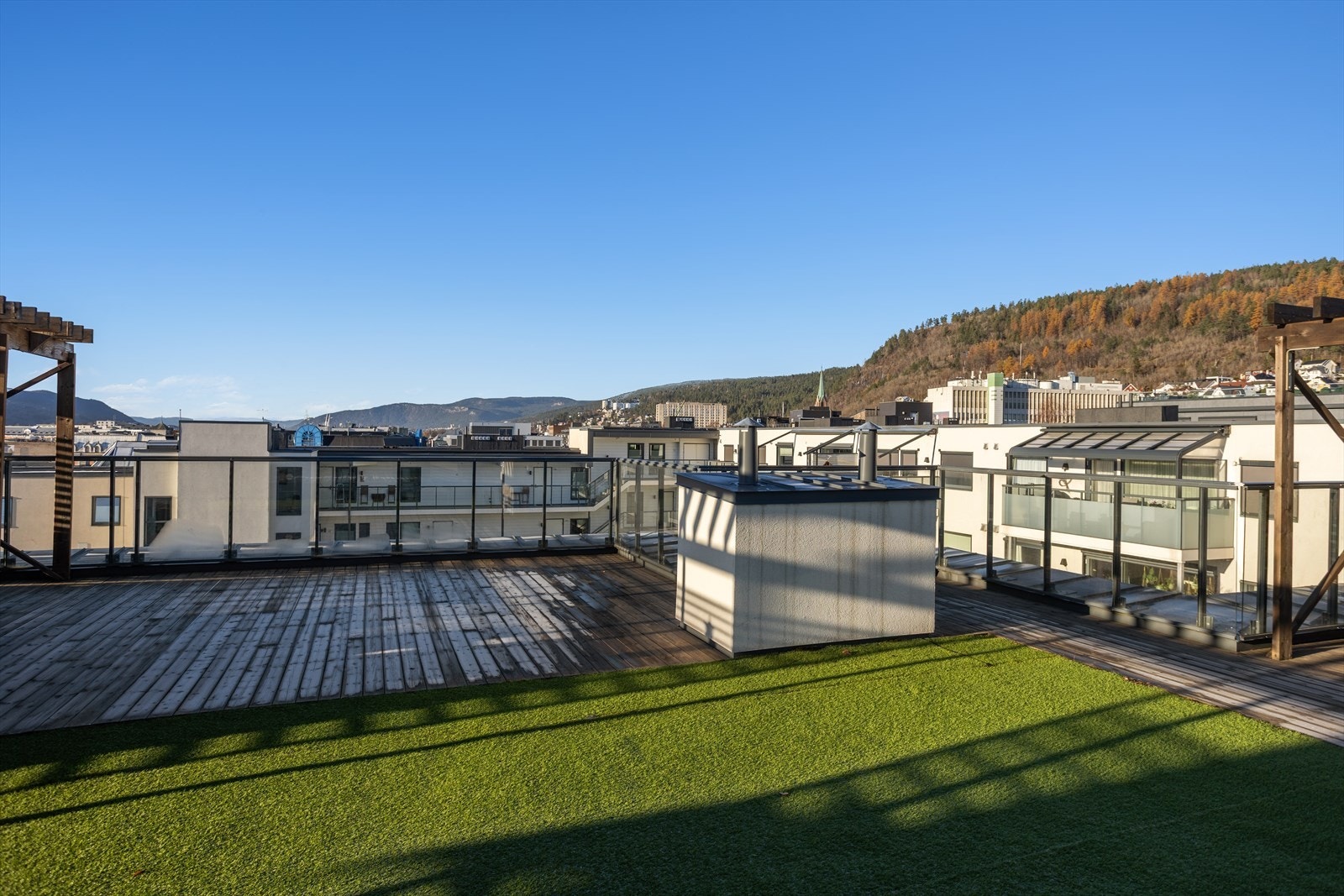 Fra takterrassen kan du nyte en flott utsikt over byen. Galleribilde