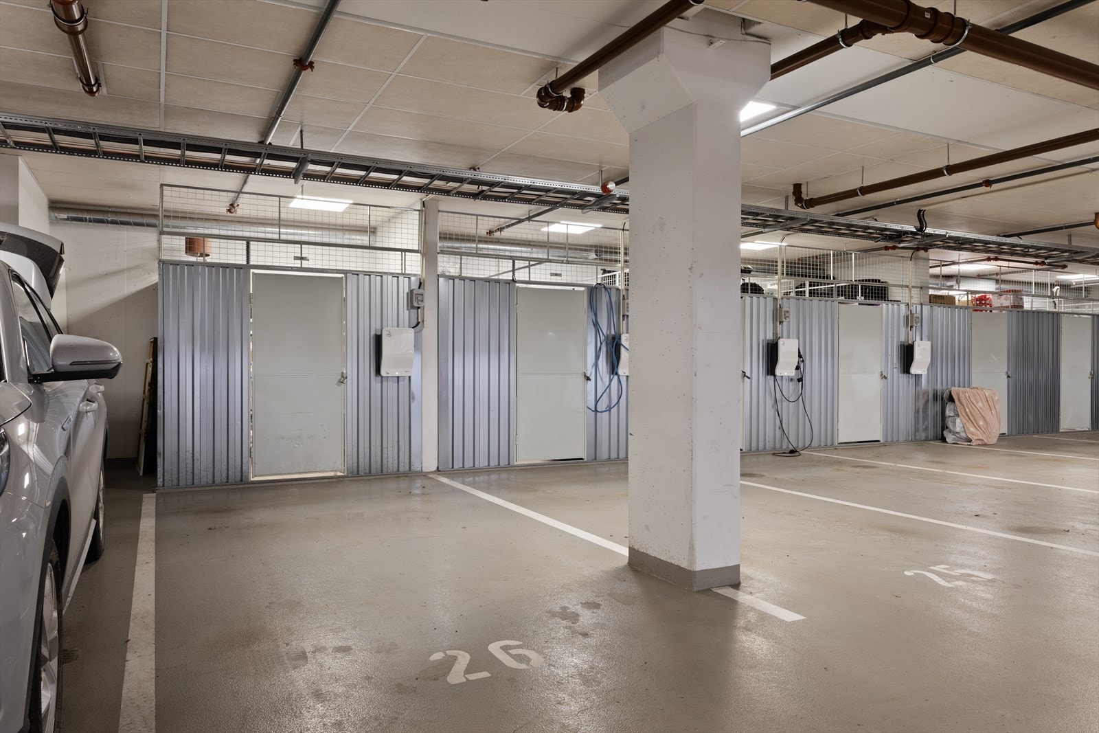 Det medfølger en parkeringsplass i oppvarmet felles garasje med elbillader. Det er også tilgang på felles sykkelparkering i anlegget. Galleribilde