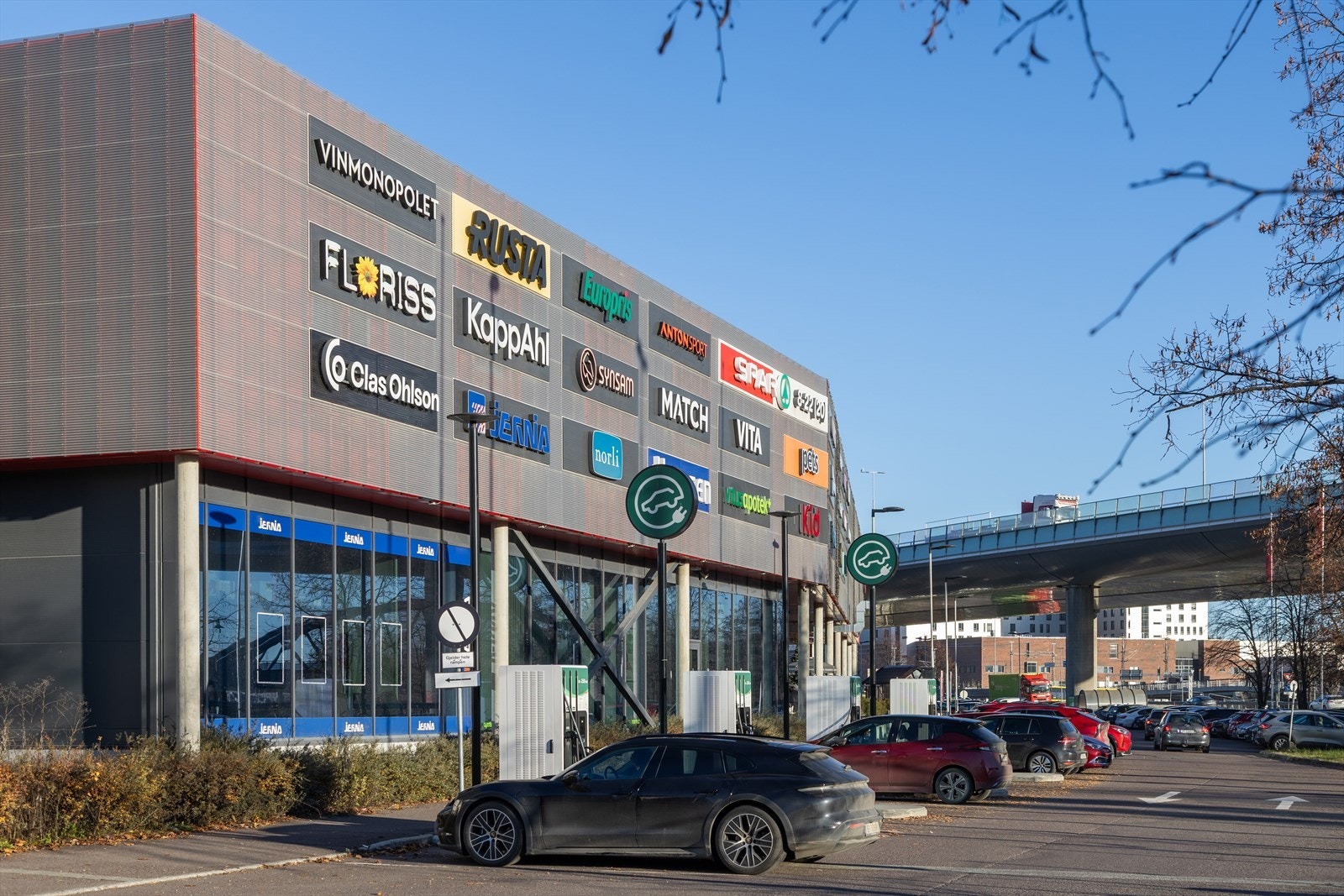 Boligen ligger i kort avstand til CC Drammen, som tilbyr et bredt utvalg av butikker, vinmonopol, treningssenter og apotek. Galleribilde