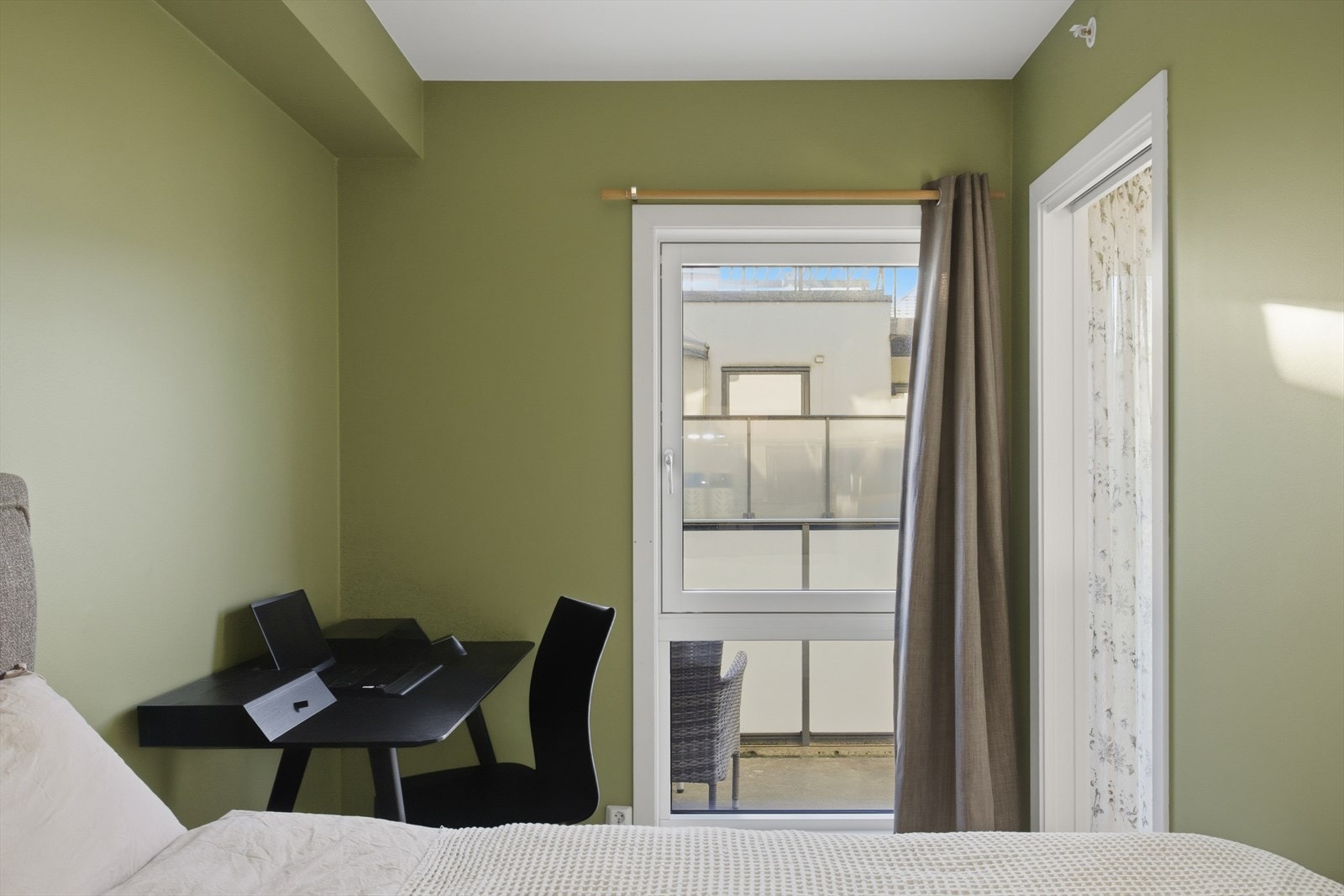 Det er også plass til et lite hjemmekontor i enden av soverommet. Galleribilde