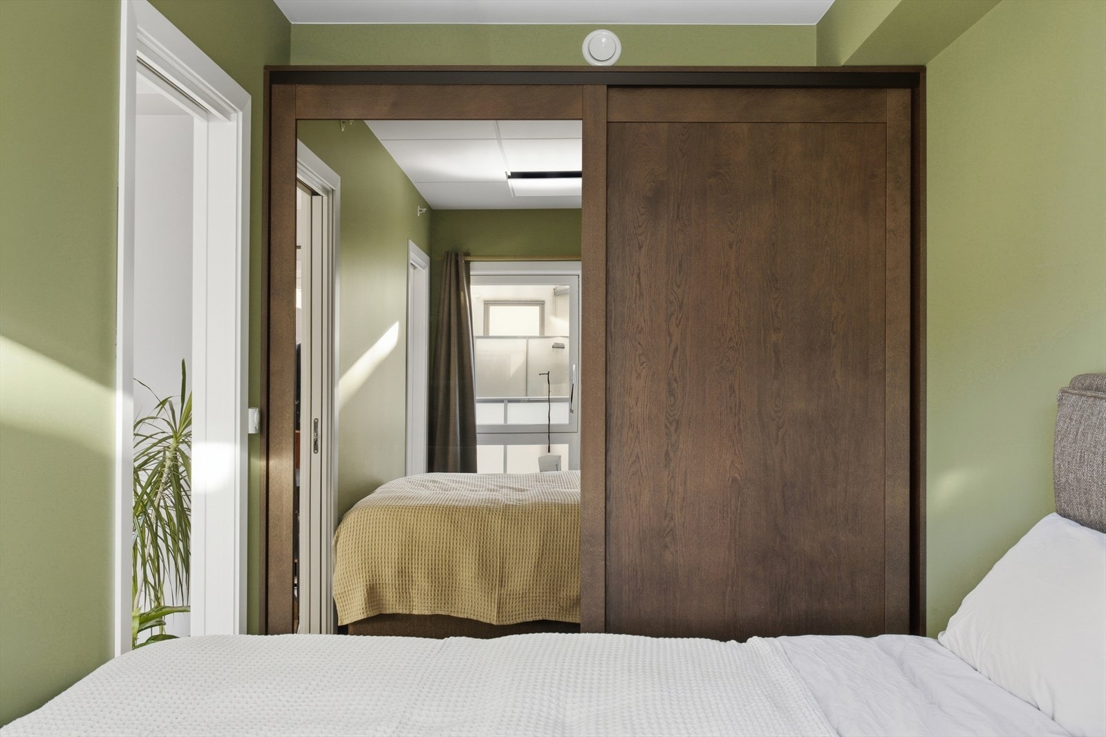 På soverommet er det montert inn et nytt og stort garderobeskap med skyvedører og speil fra Langlo. Galleribilde