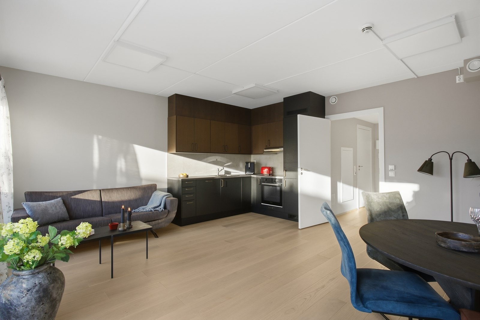 Stue og kjøkkenet ligger i åpen og moderne løsning. Rommet har plass til både sofagruppe, spisegruppe og TV-hjørne. Galleribilde