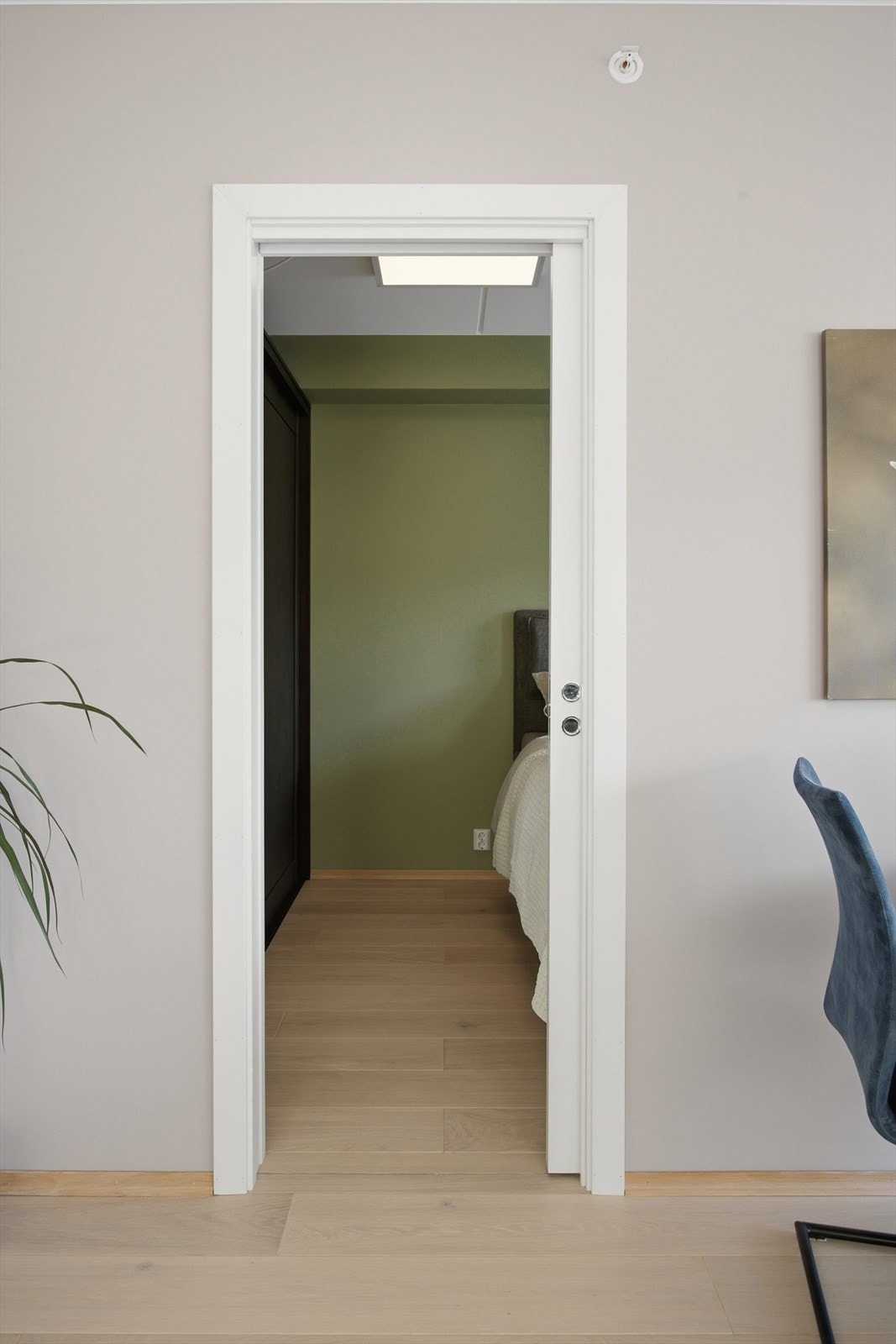 Fra stuen er det adkomst videre inn til soverommet via skyvedører. Galleribilde