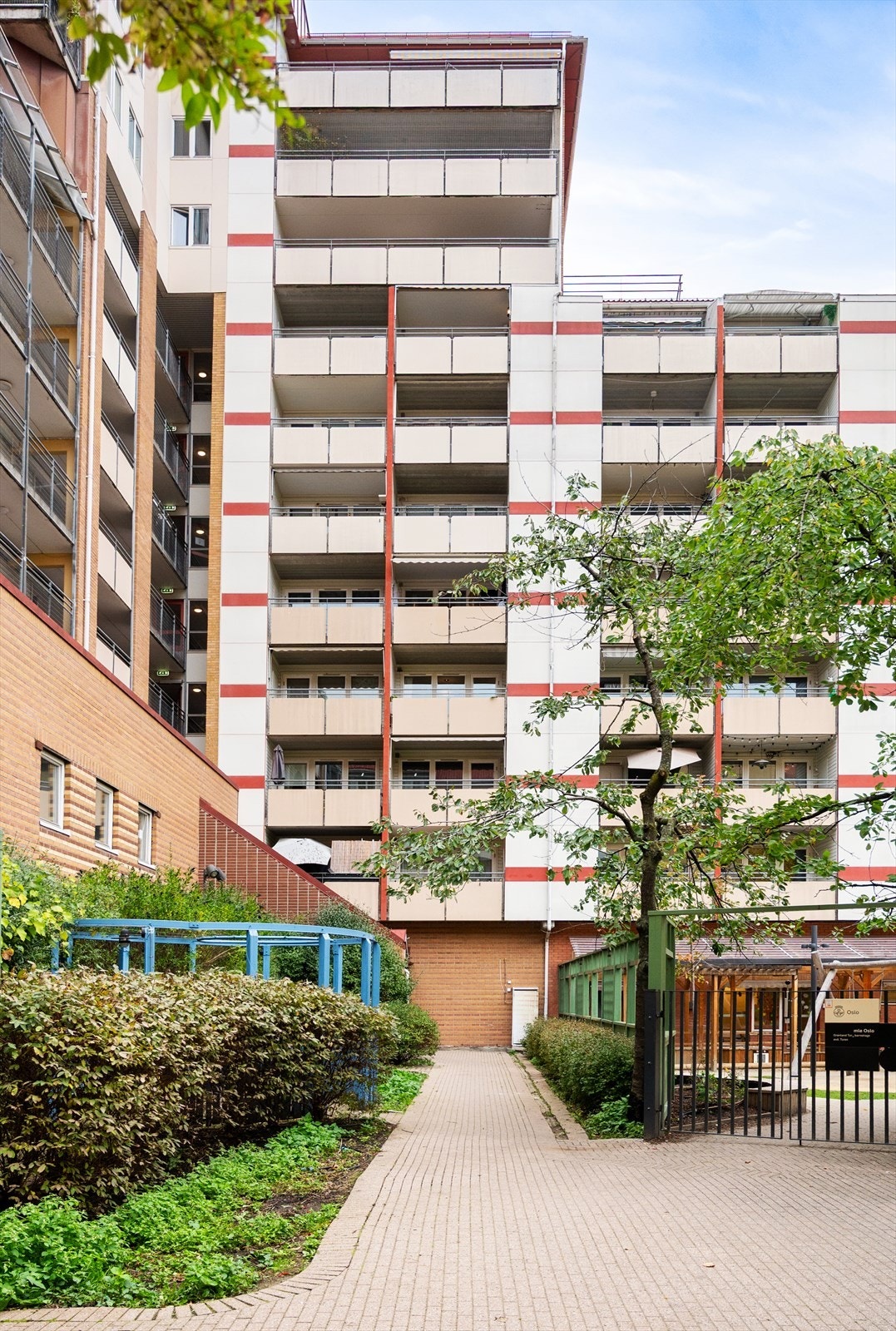 Bygget har heis, og leiligheten disponerer en bod i 1. etasje og en på balkongen. Galleribilde