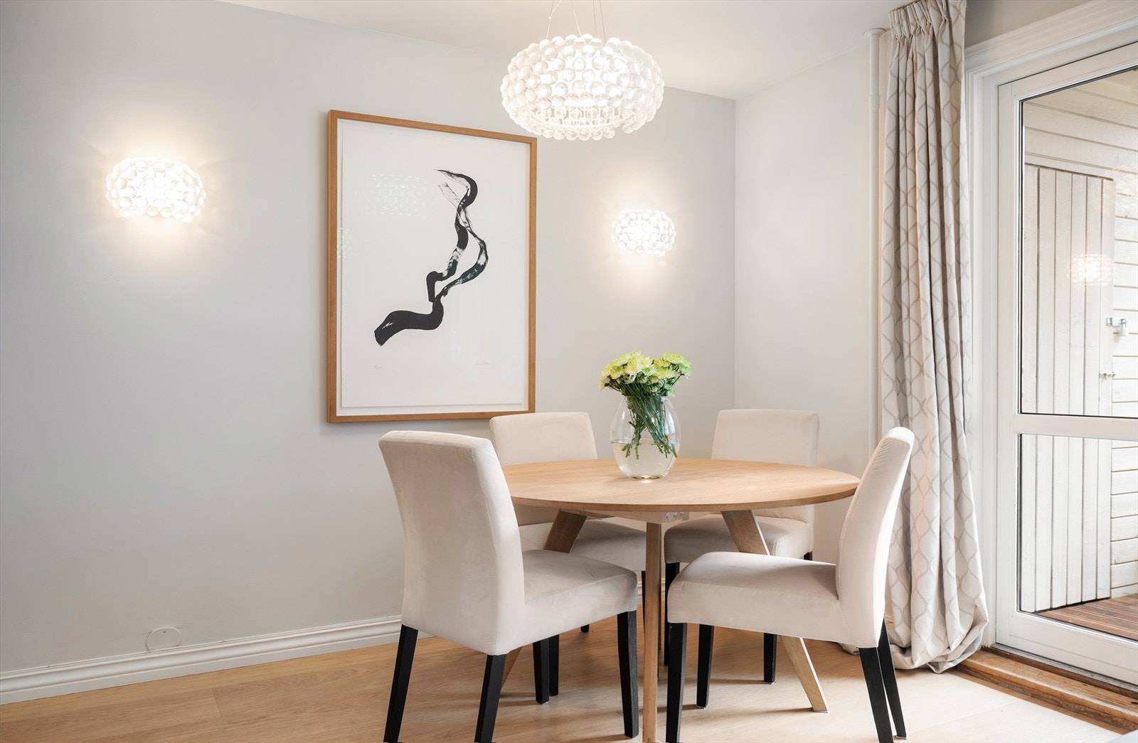 Herfra er det enkel tilgang til den sørvendte balkongen. Galleribilde